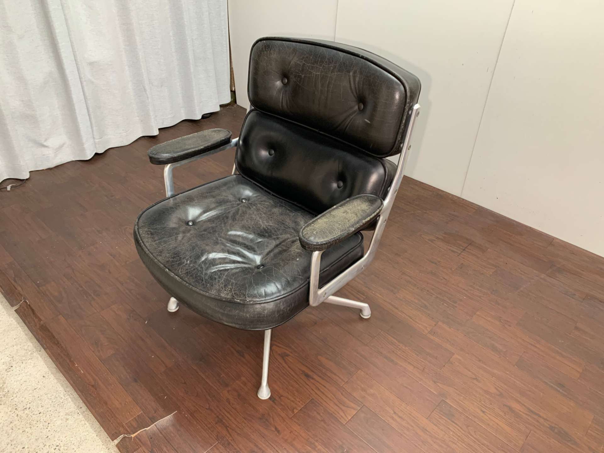 ハーマンミラー修理 イームズエグゼクティブチェア黒革リペア | リペア