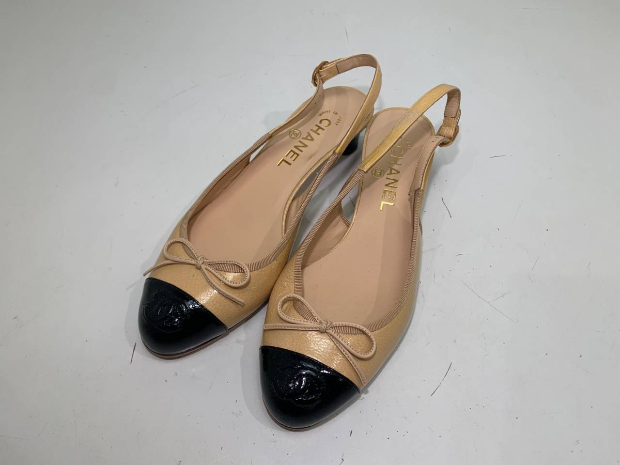 シャネルエナメルシューズベージュの色移り修理は色変えもOK | リペア