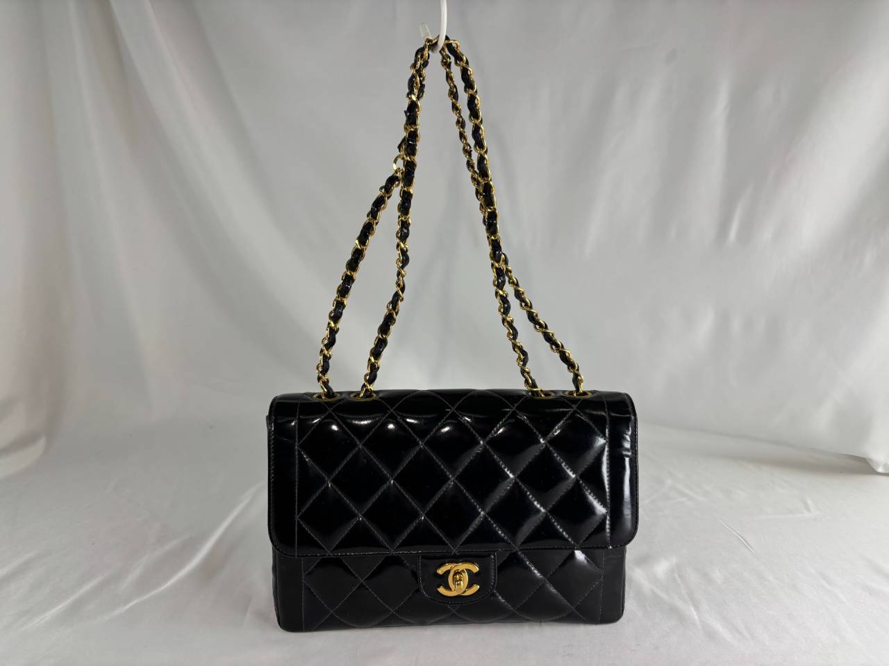 【KIKI】CHANEL マトラッセ 二つ折り エナメル正規品保証Z327 シャネル・マトラッセの盲点。エナメルチェーンの革紐が「ちぎれる