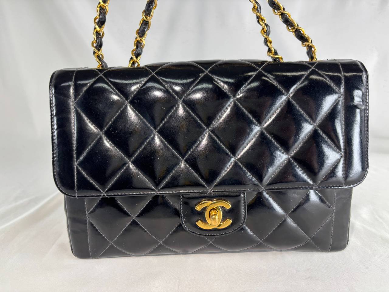 シャネル（CHANEL）のバッグ・財布修理ガイド｜エナメルのベタつきから