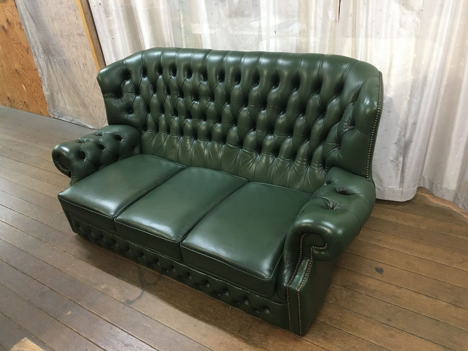 修理後のチェスターフィールドソファ