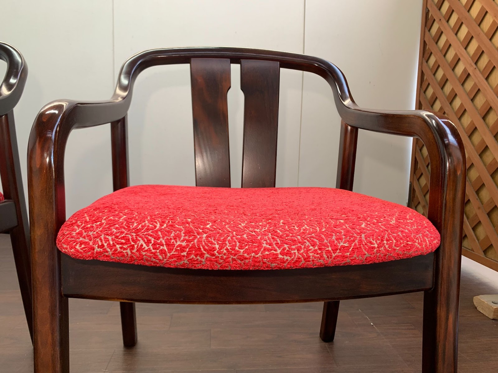 カリモクのダイニングチェア（椅子）、張り替えで新品同様に！プロが