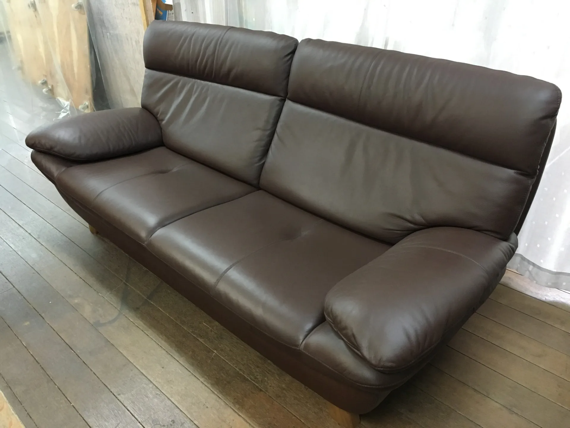 日本製のソファで評判の高いメーカーと言えば、カリモク家具