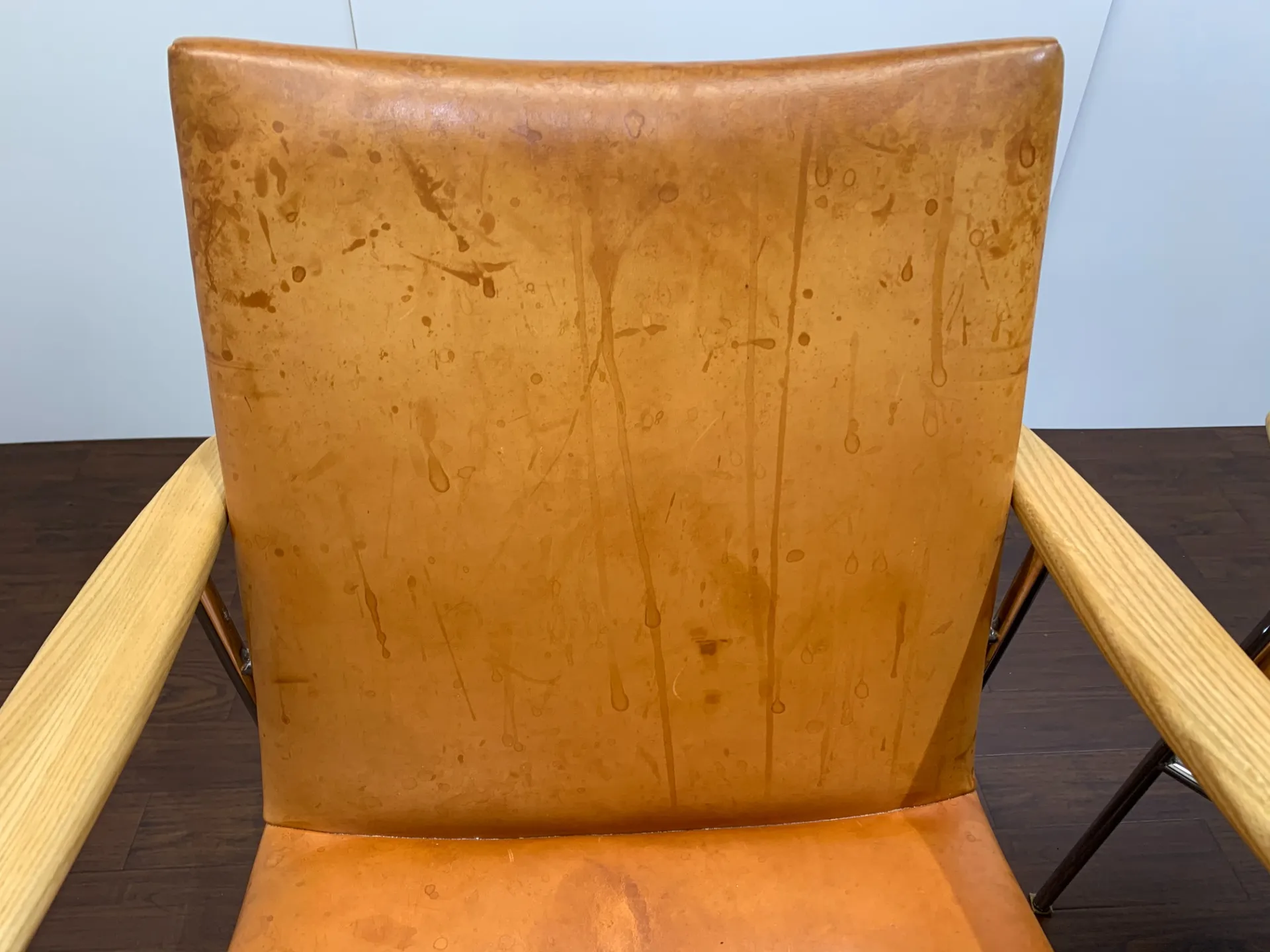 ヌメ革の椅子　染み汚れが目立ち表面を作り直す修理・修復