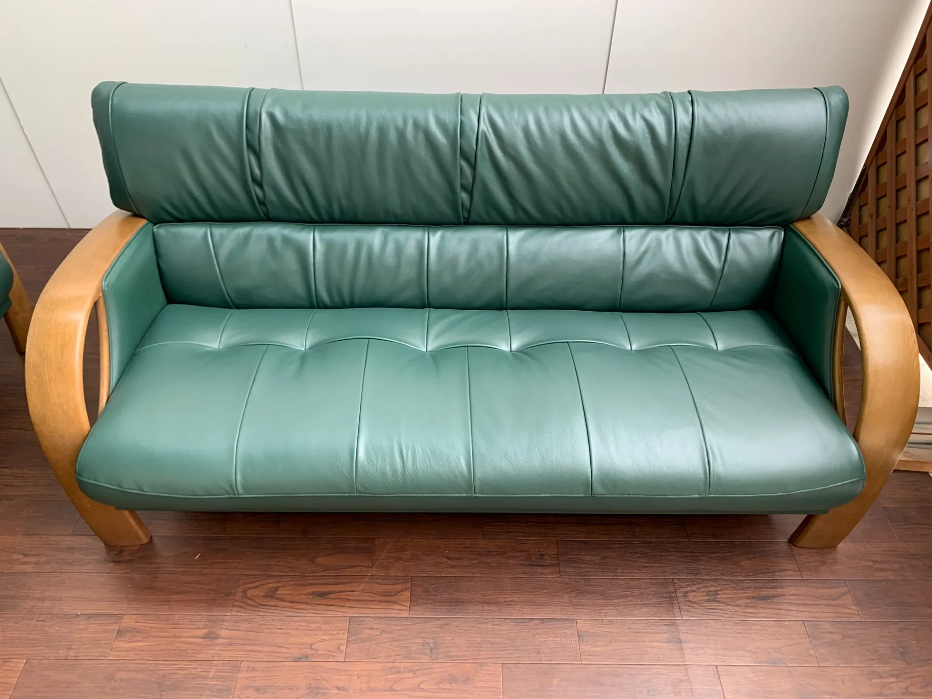 カリモク革ソファ総張替え　かわいいサイズの長椅子です！