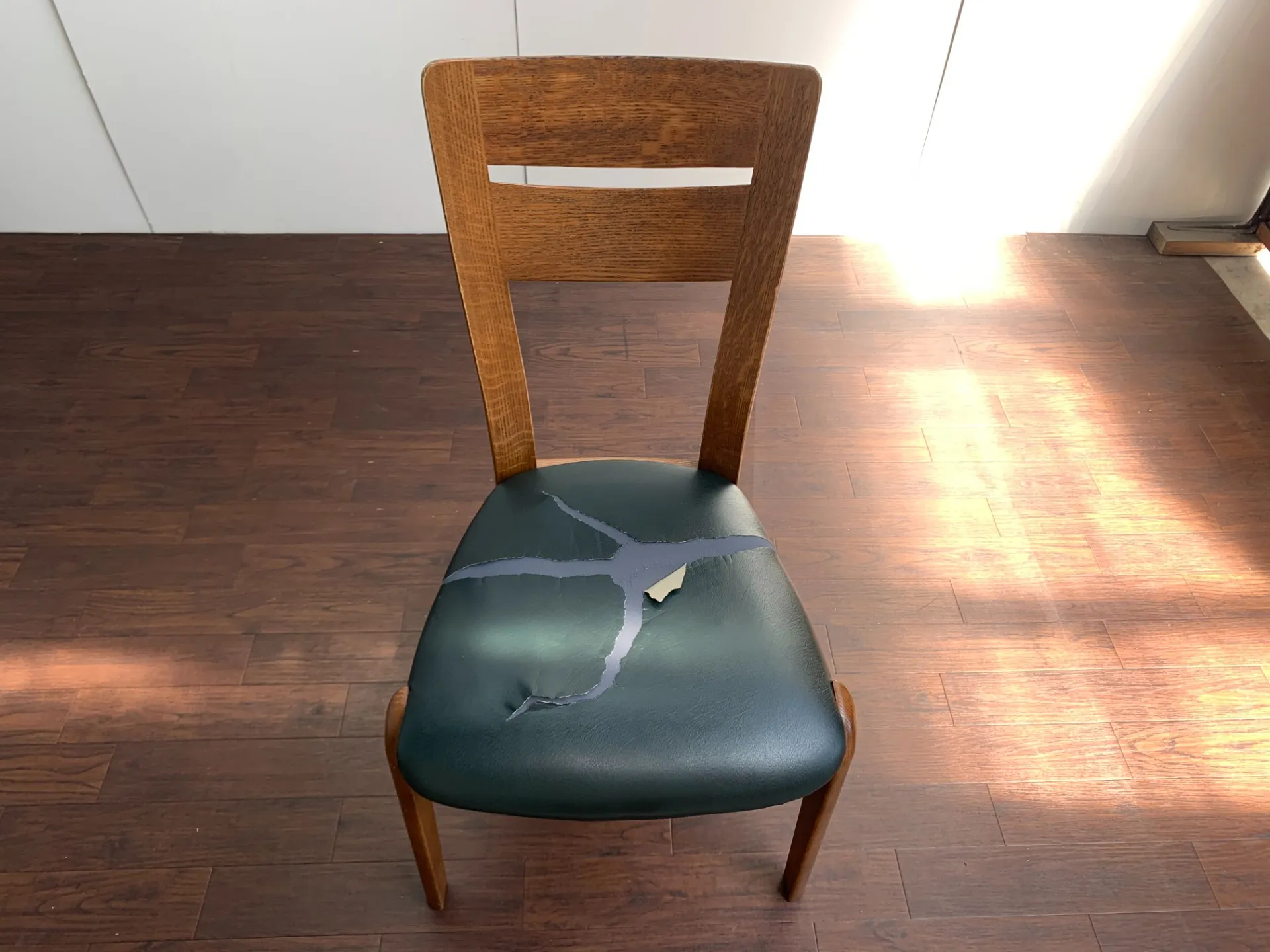 合皮生地椅子張替えは、豊川店にお持ち込みで安くなりますよ！