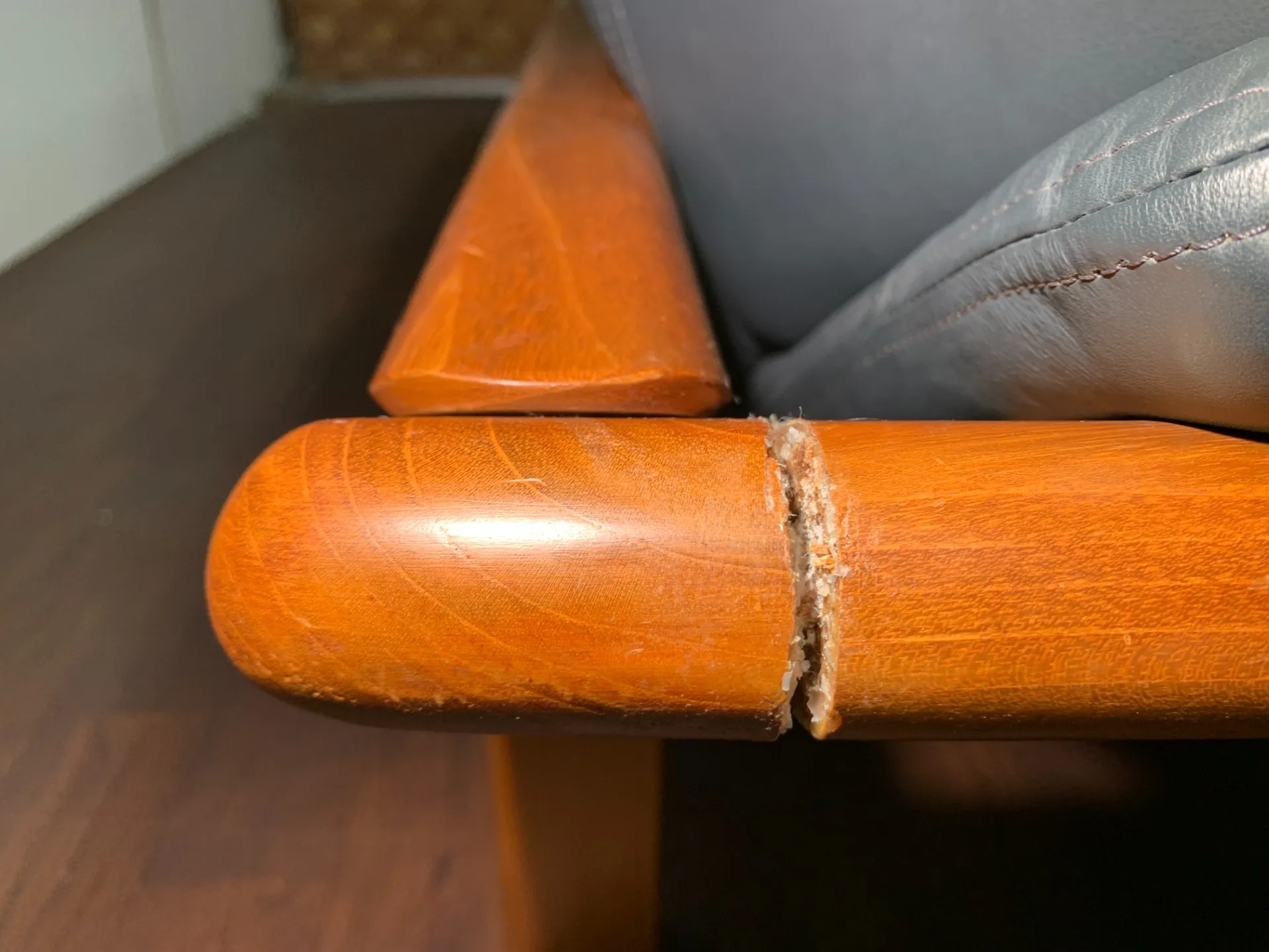 革クッション長椅子　座面張り替え交換＆木製部分の亀裂修理