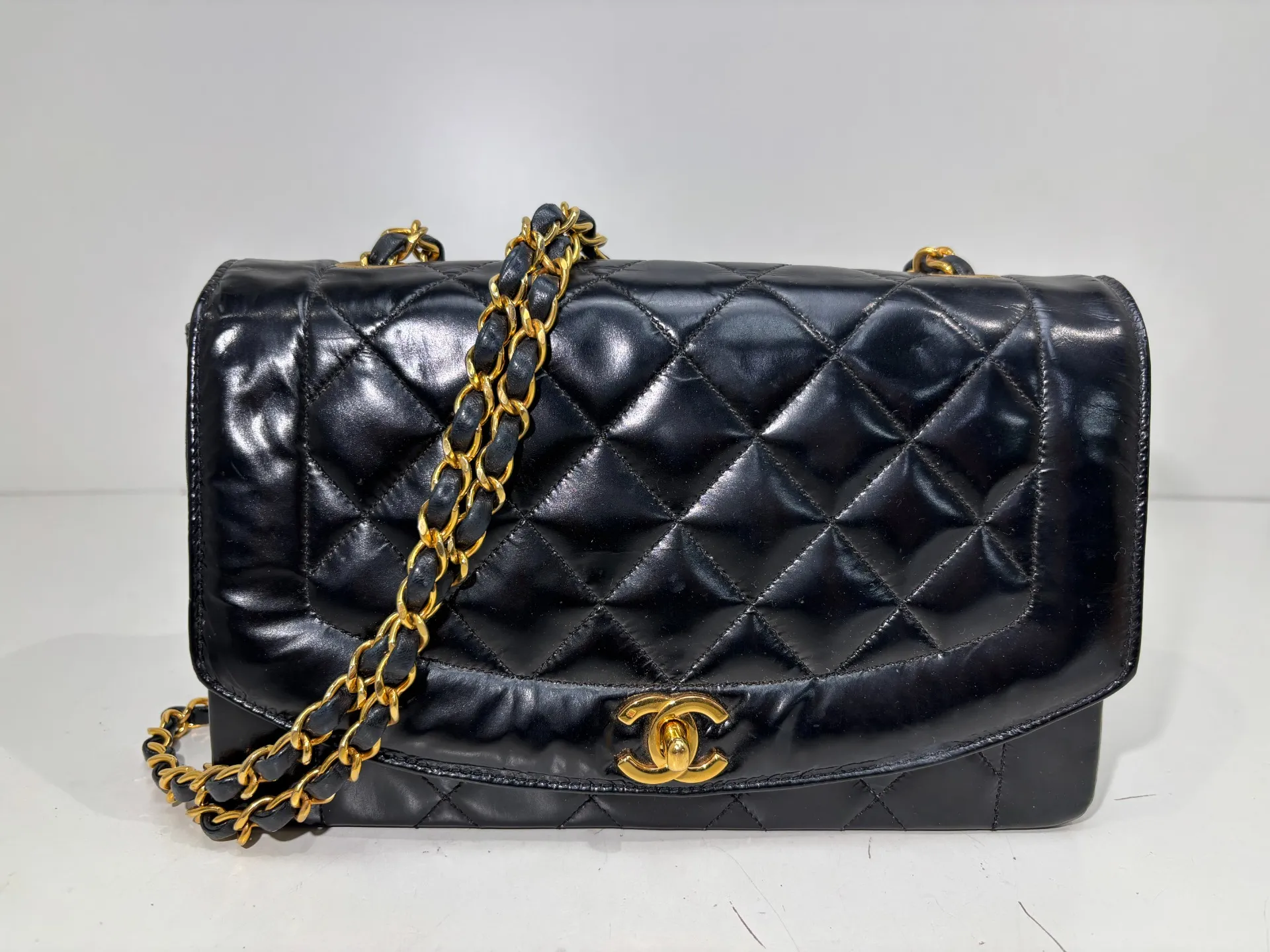 シャネル黒エナメルバッグ修理　曇った膜をピカピカに修復