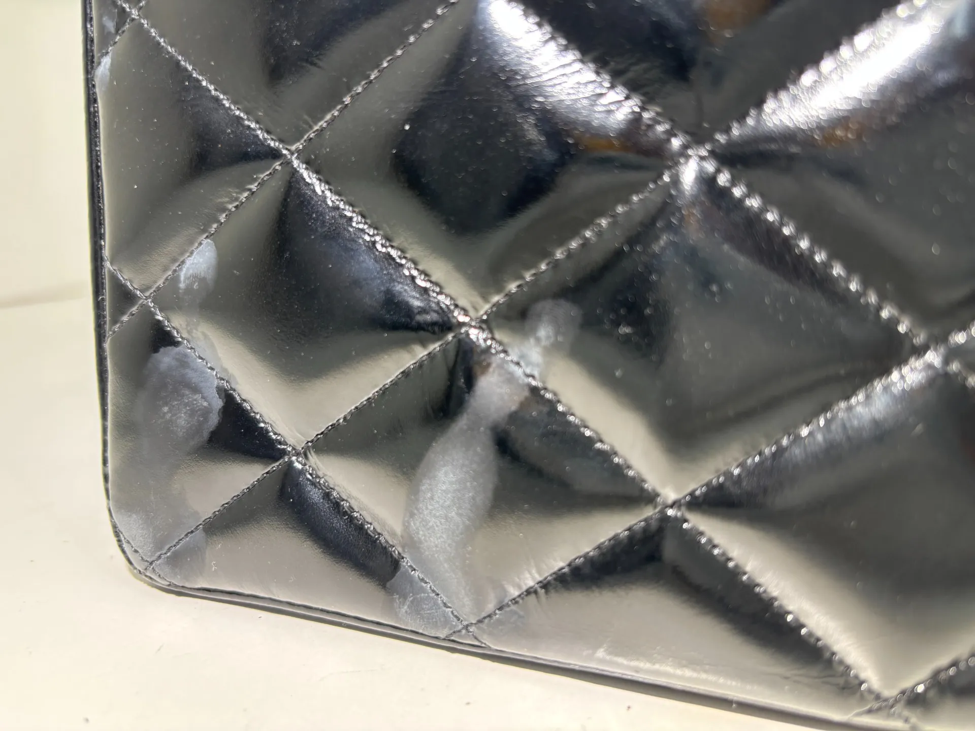 シャネルエナメルバッグ修理前