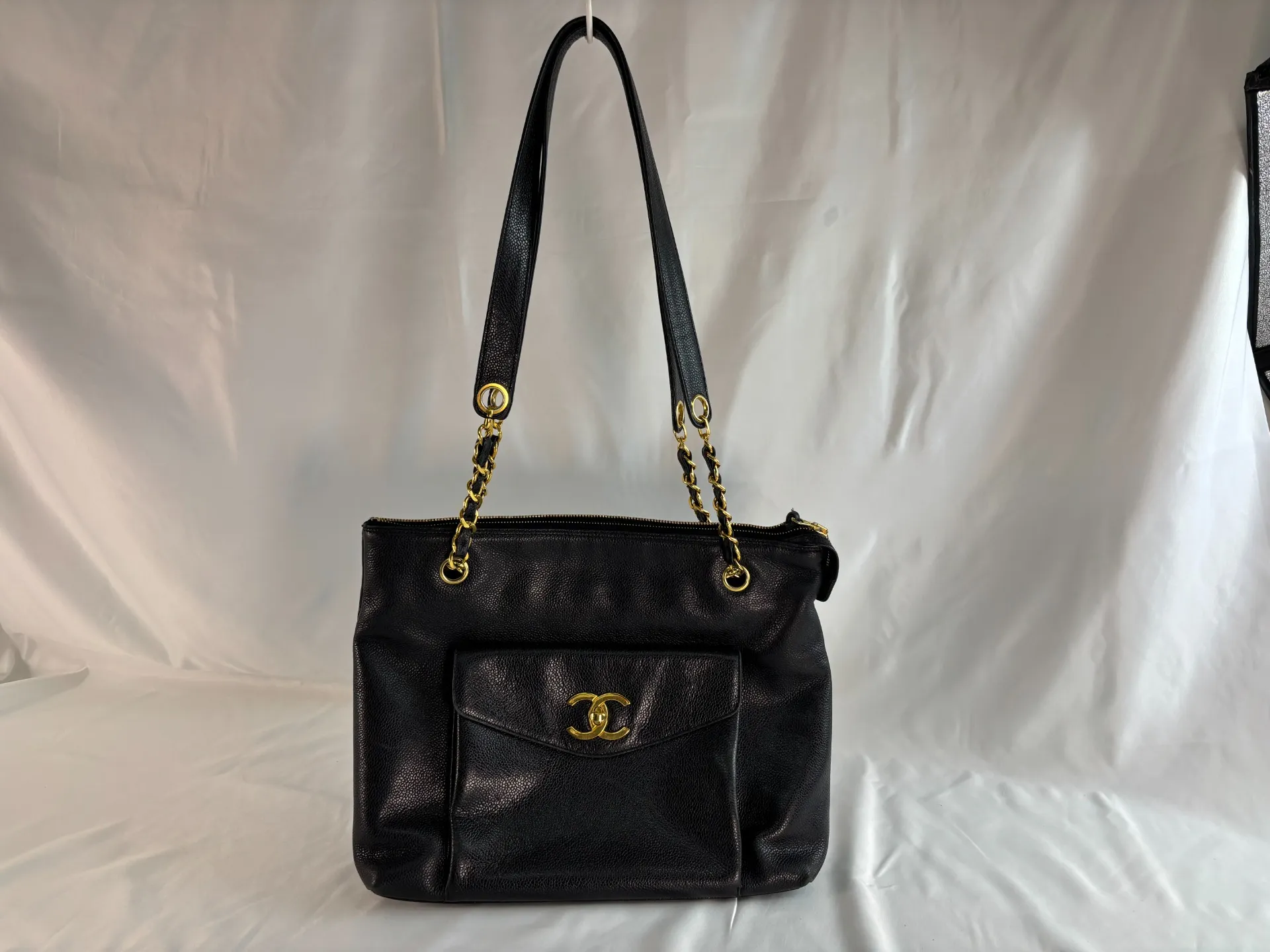 シャネル キャビアスキンの黒トートバッグを革修理修復