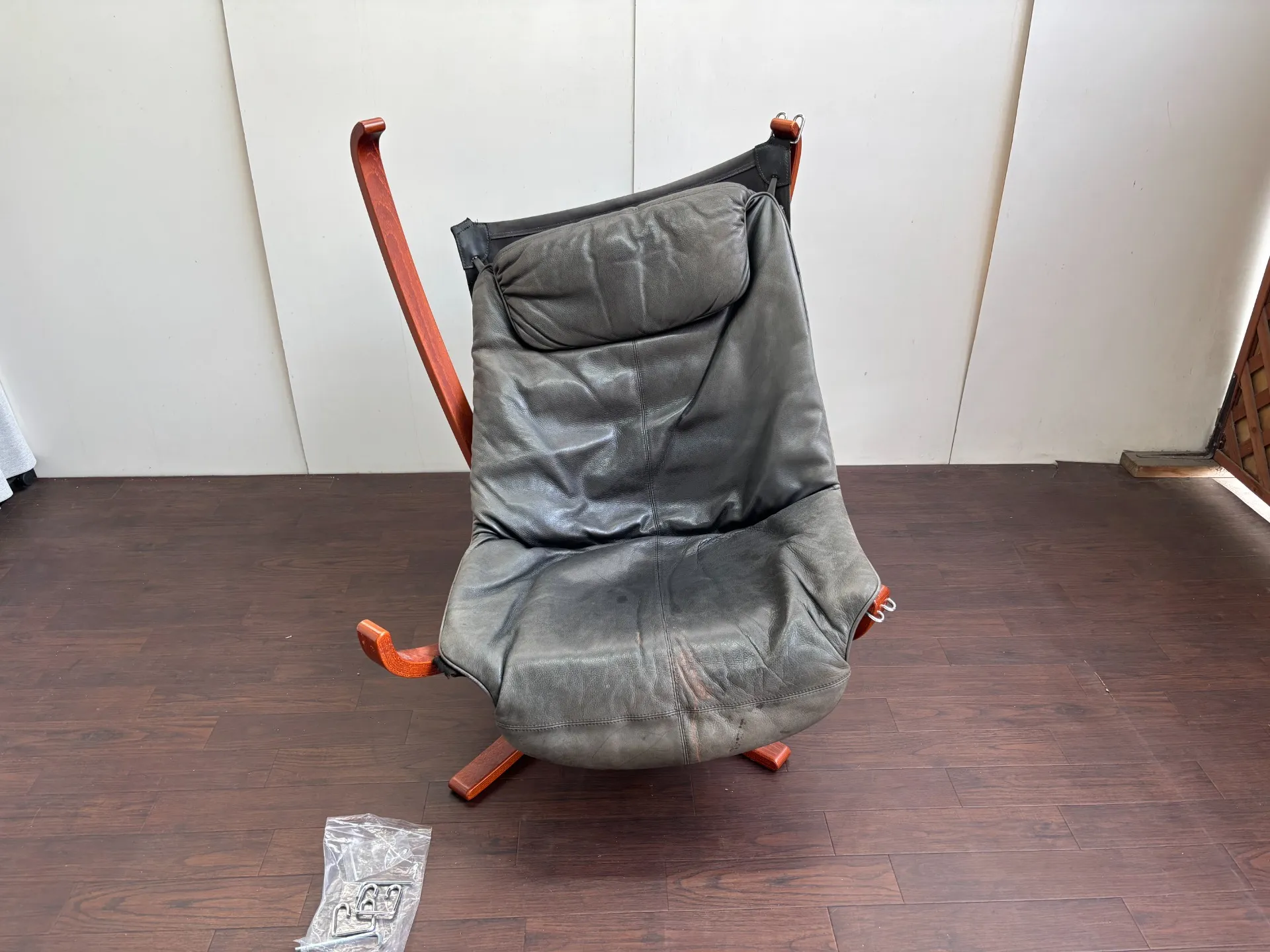 ファルコンチェア　支え革の破れ交換修理