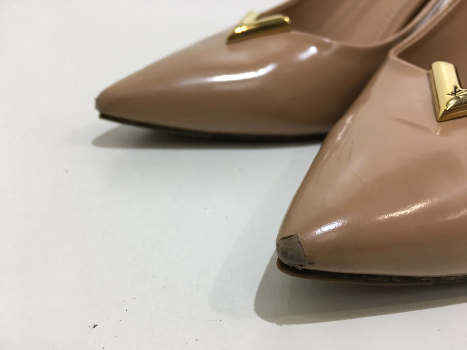 パンプス　つま先めくれリペア前