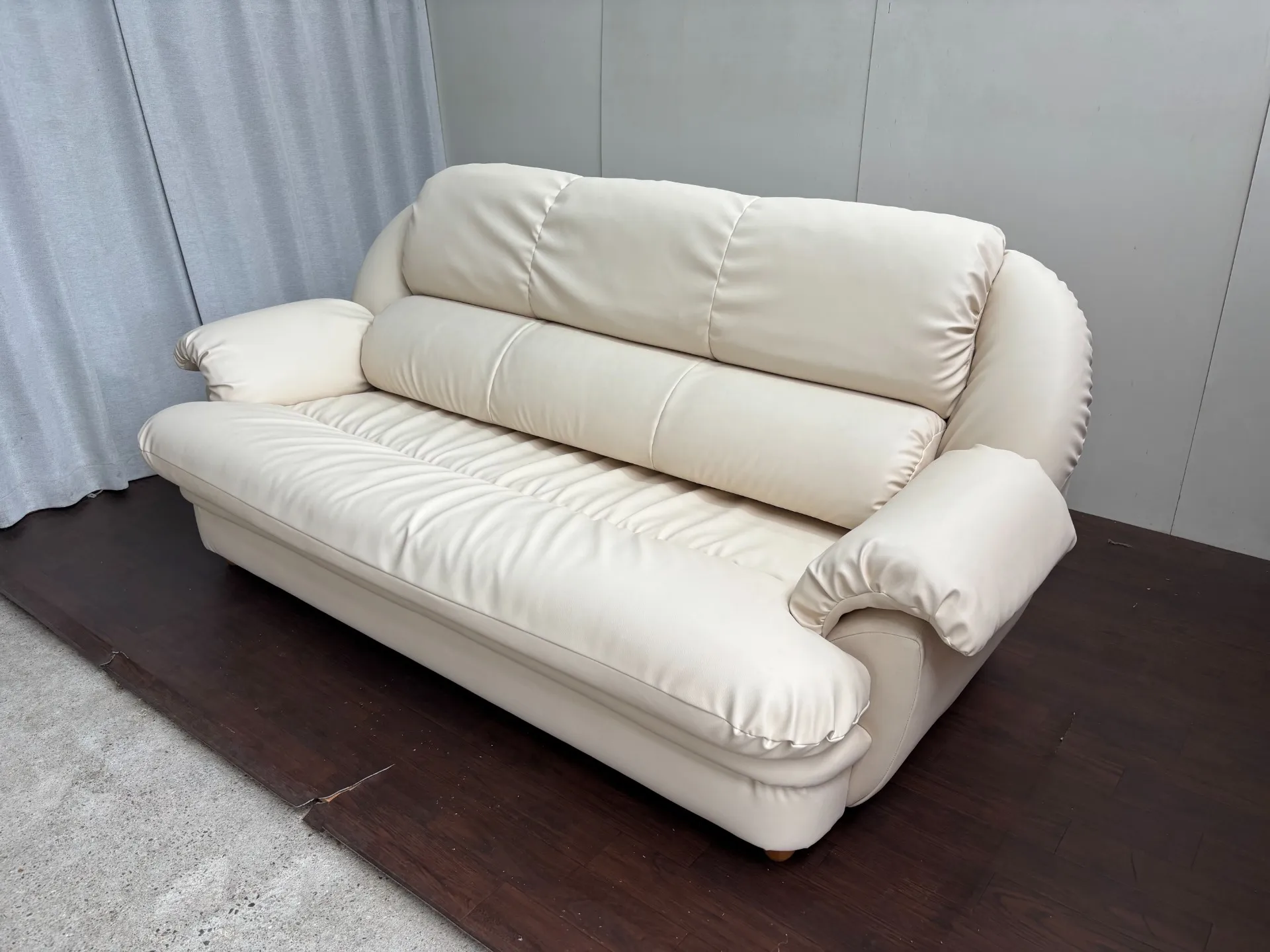 ソフトレザーソファ総張替え後