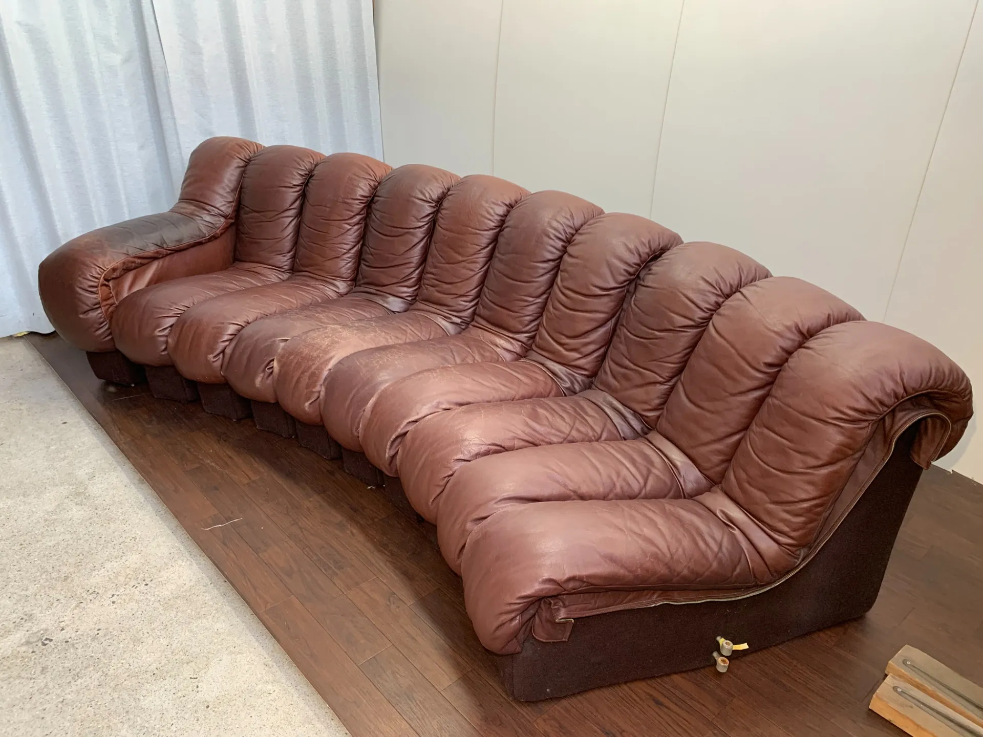 スネークソファ革面修復前