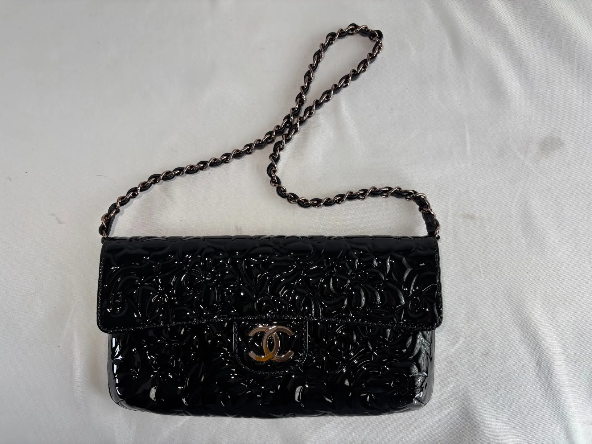 シャネル・カメリア】20年前のエナメルバッグが復活！黒へのカラー