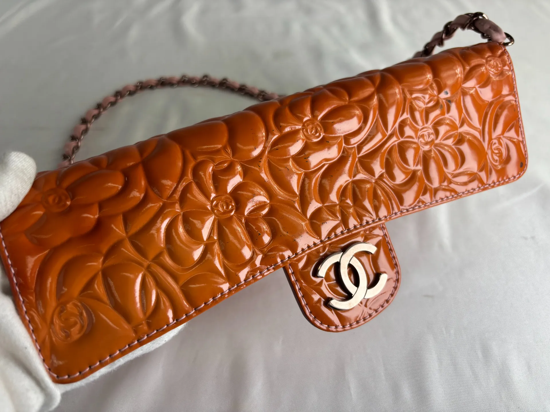 シャネル・カメリア】20年前のエナメルバッグが復活！黒へのカラー