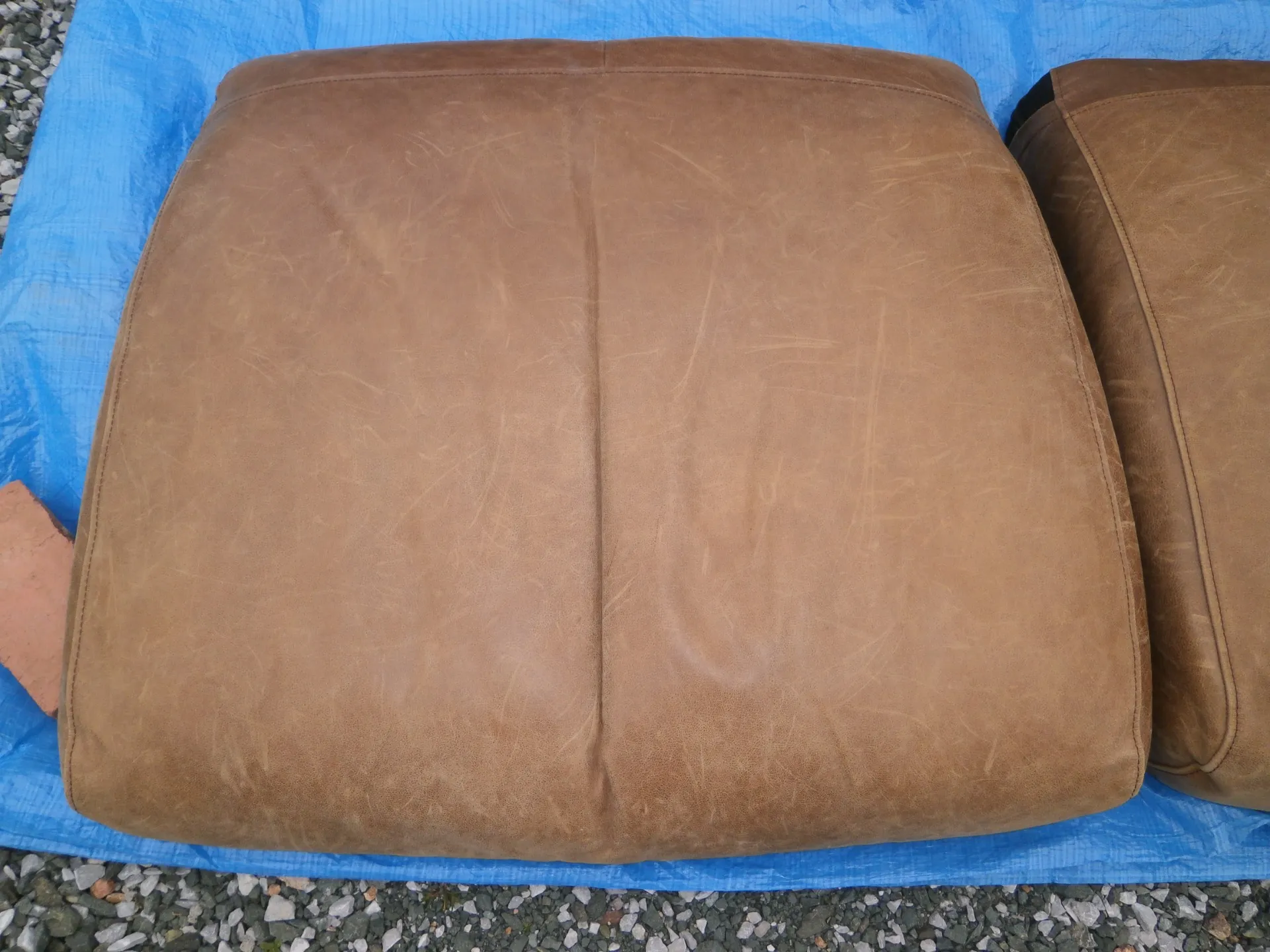 革ソファクッション革面修復前