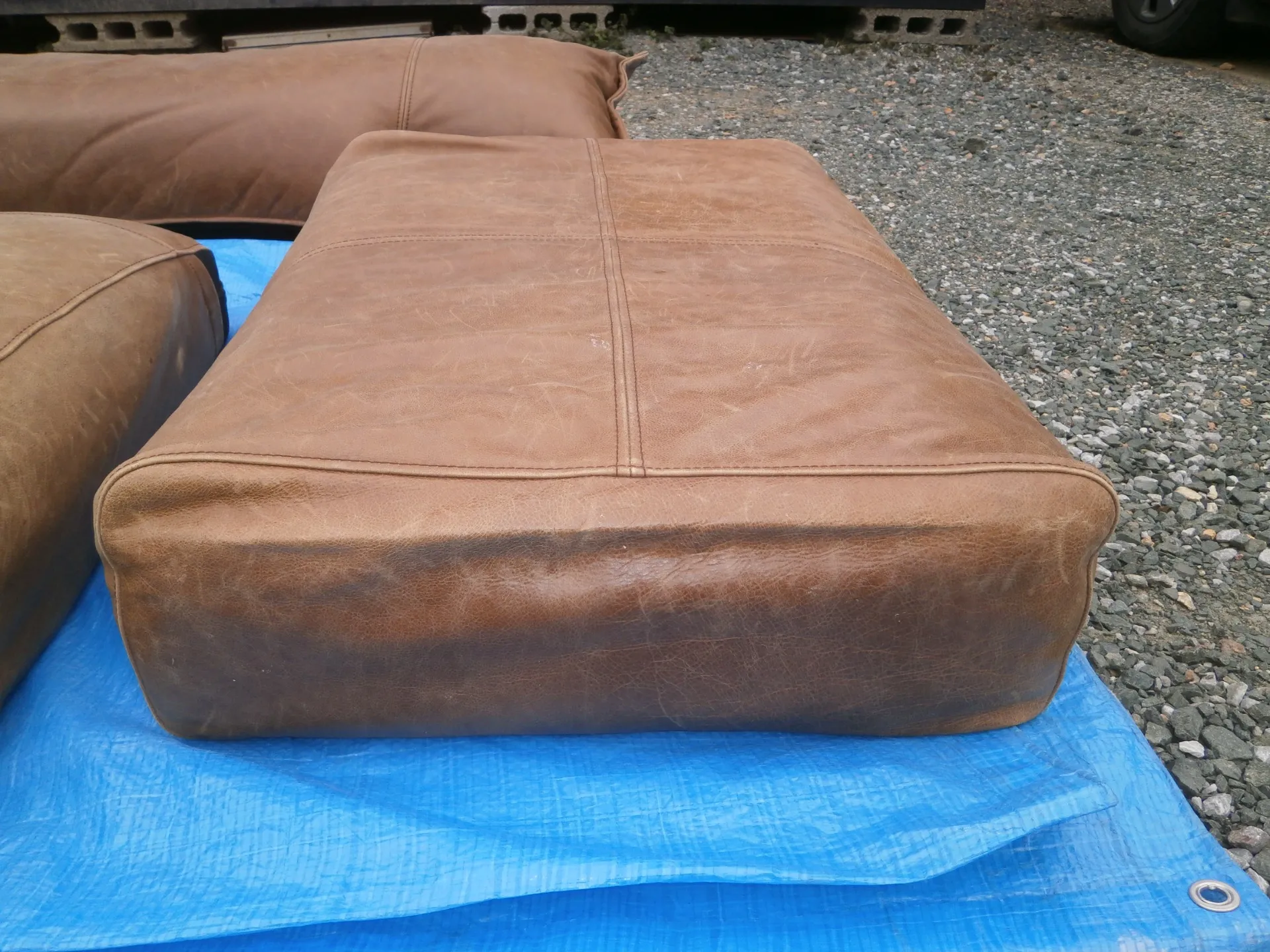 革ソファクッション革面修復前