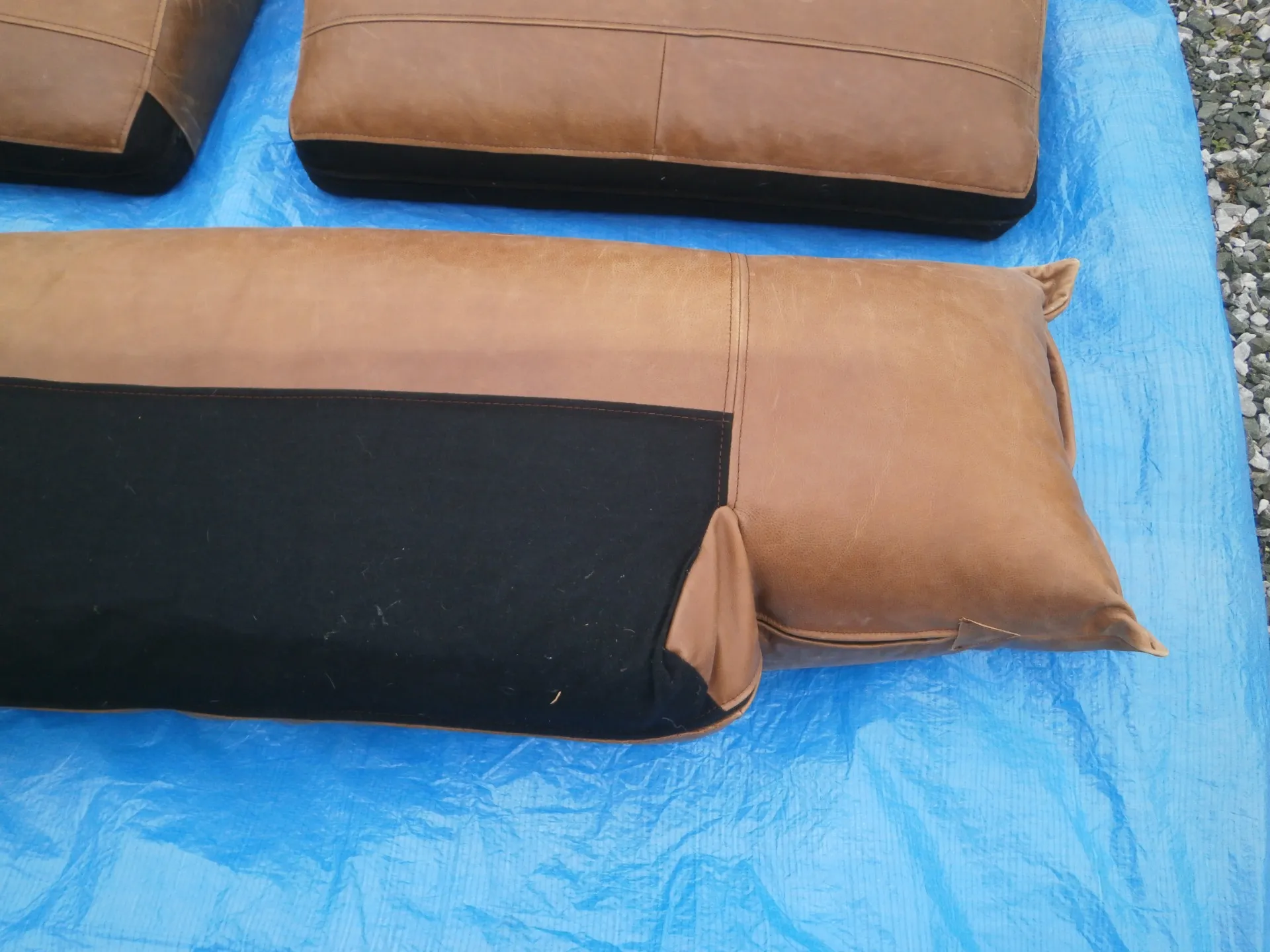 革ソファクッション革面修復前