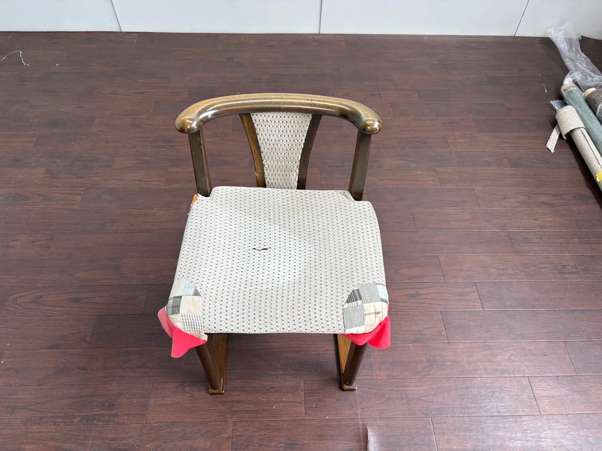 結婚30年の思い出を繋ぐ。セロテープで止めていたドレッサー椅子の劇的復活｜ウレタン総替え＆生地張替え