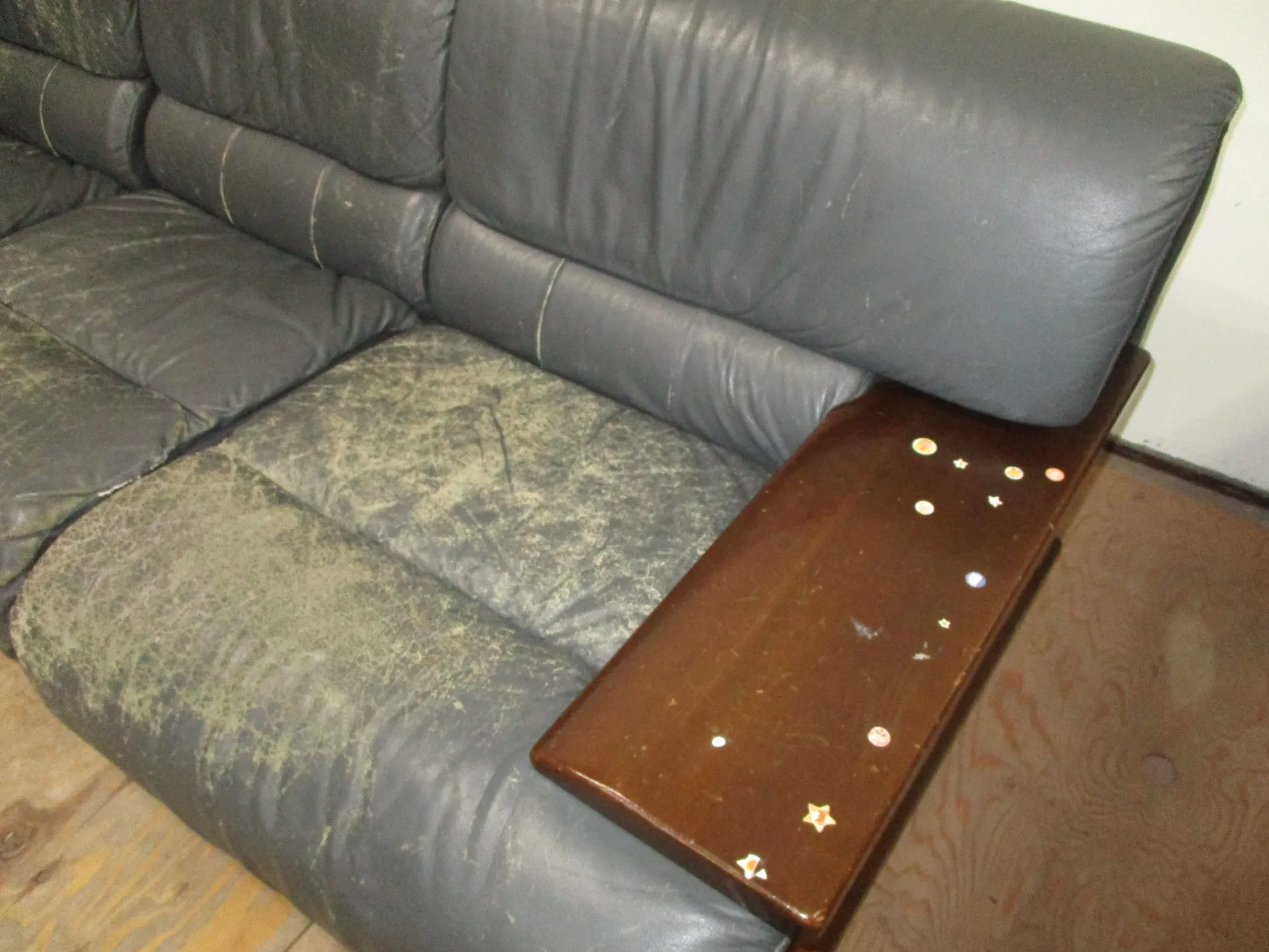 肘置き木部塗装修理前