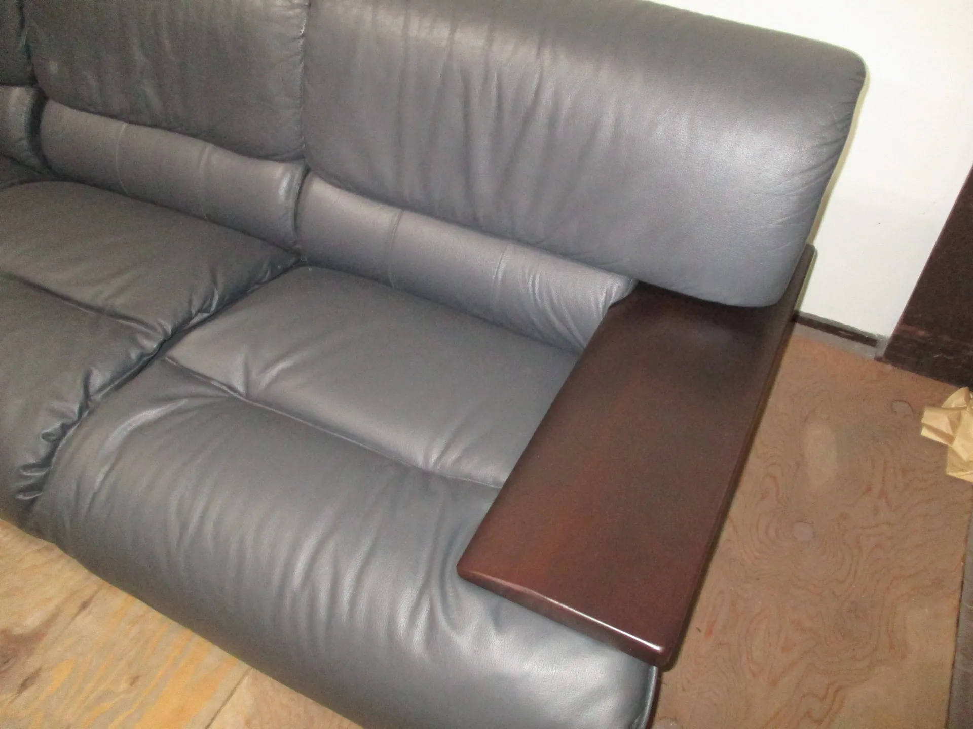 肘置き木部塗装修理後