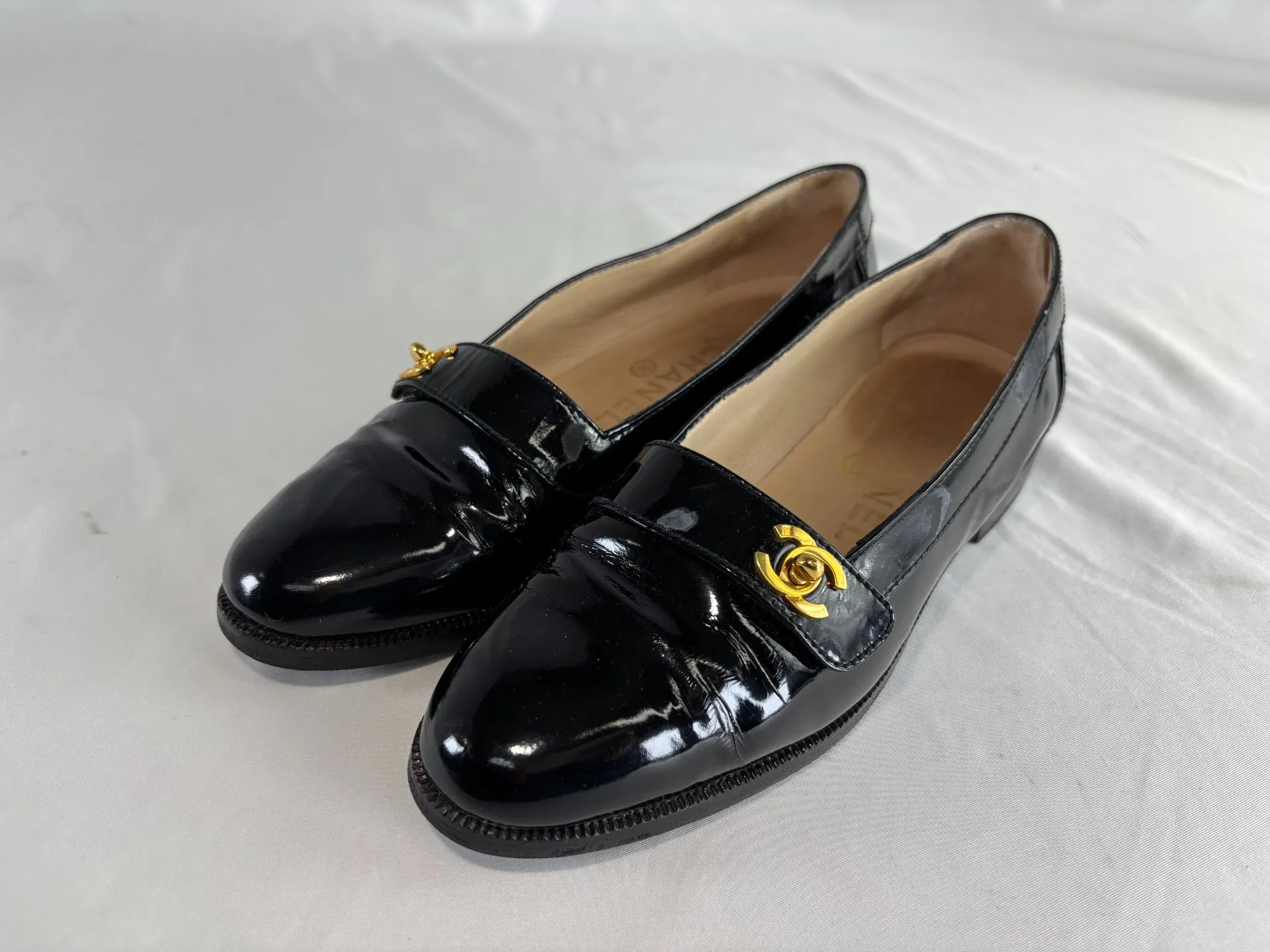 シャネルエナメルローファー靴修理前