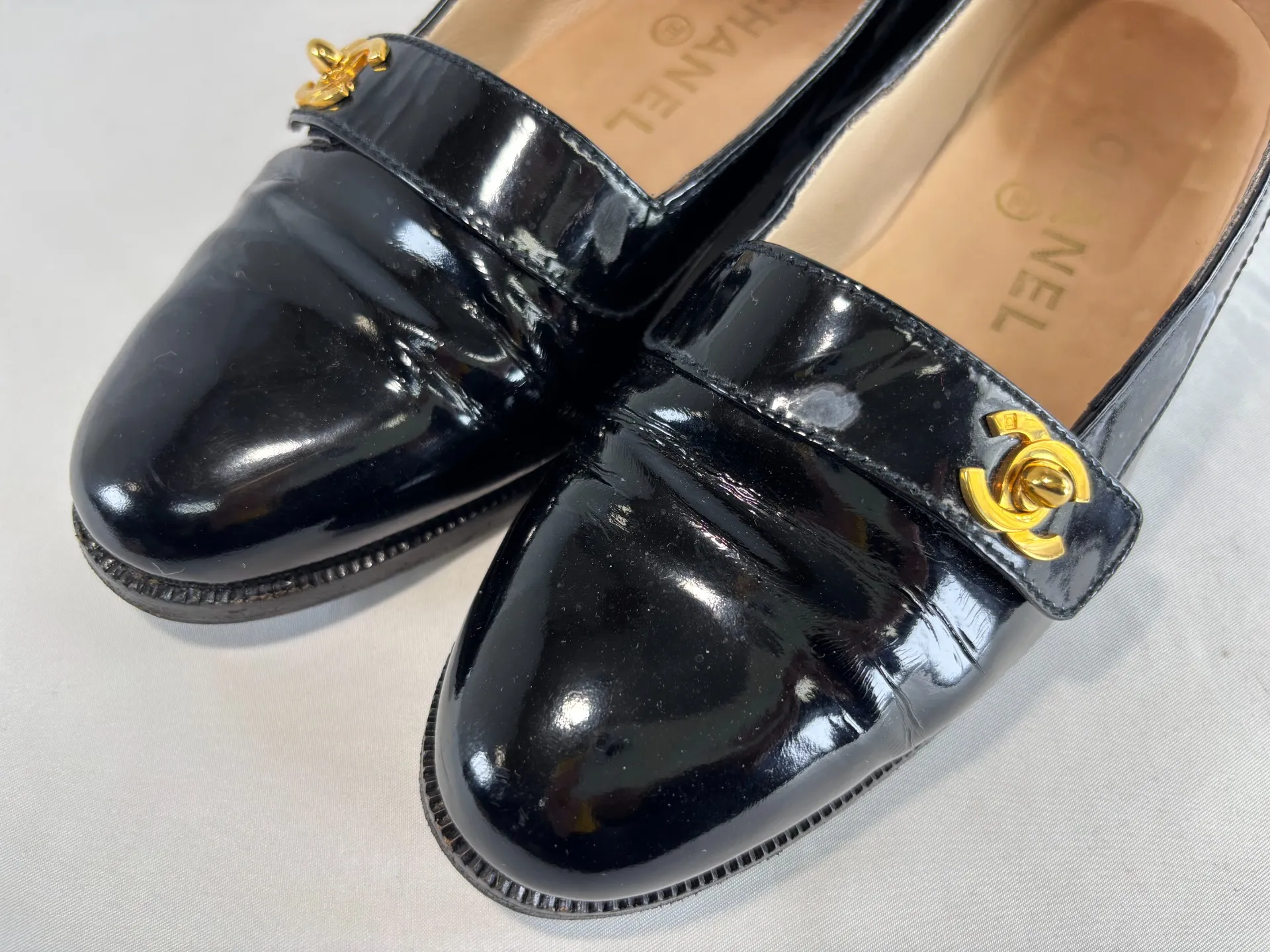 シャネルエナメルローファー靴修理前