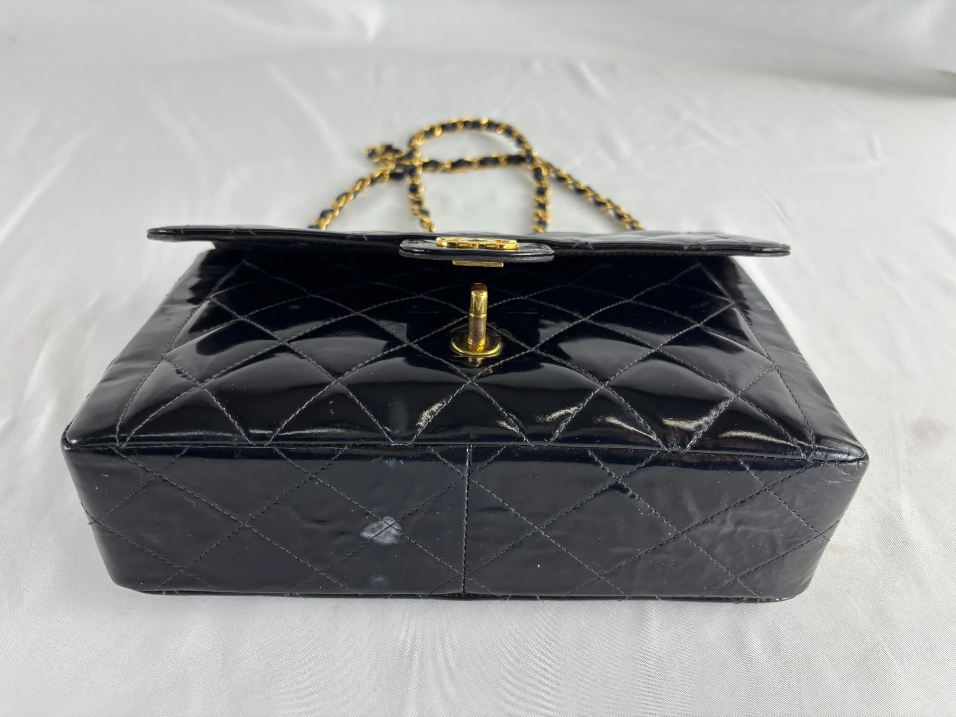 シャネルエナメルバッグ修理修復前