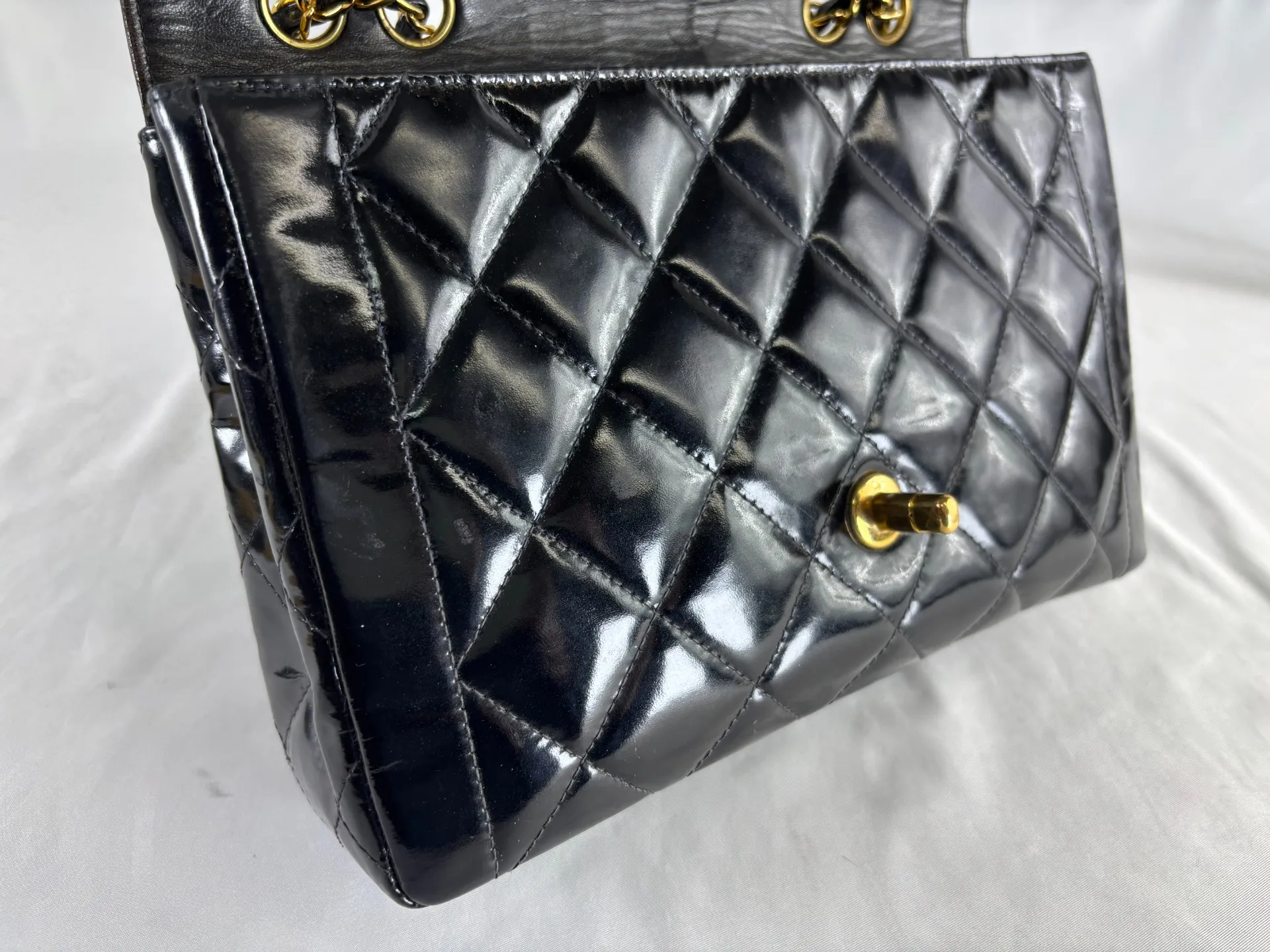 シャネルエナメルバッグ修理修復前