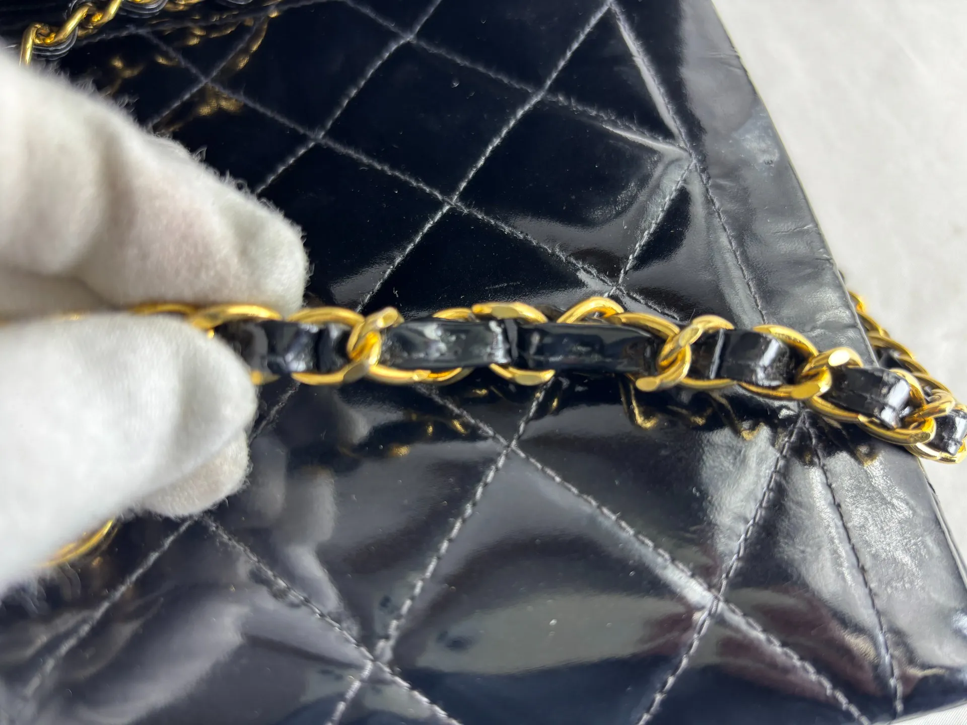 シャネルエナメルバッグ修理修復前