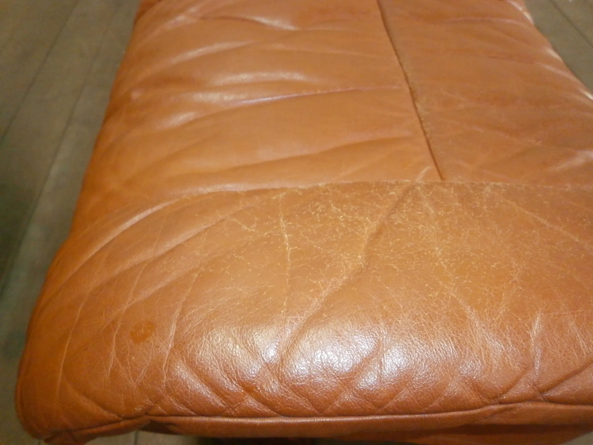 エコーネスオットマン革面修理修復前