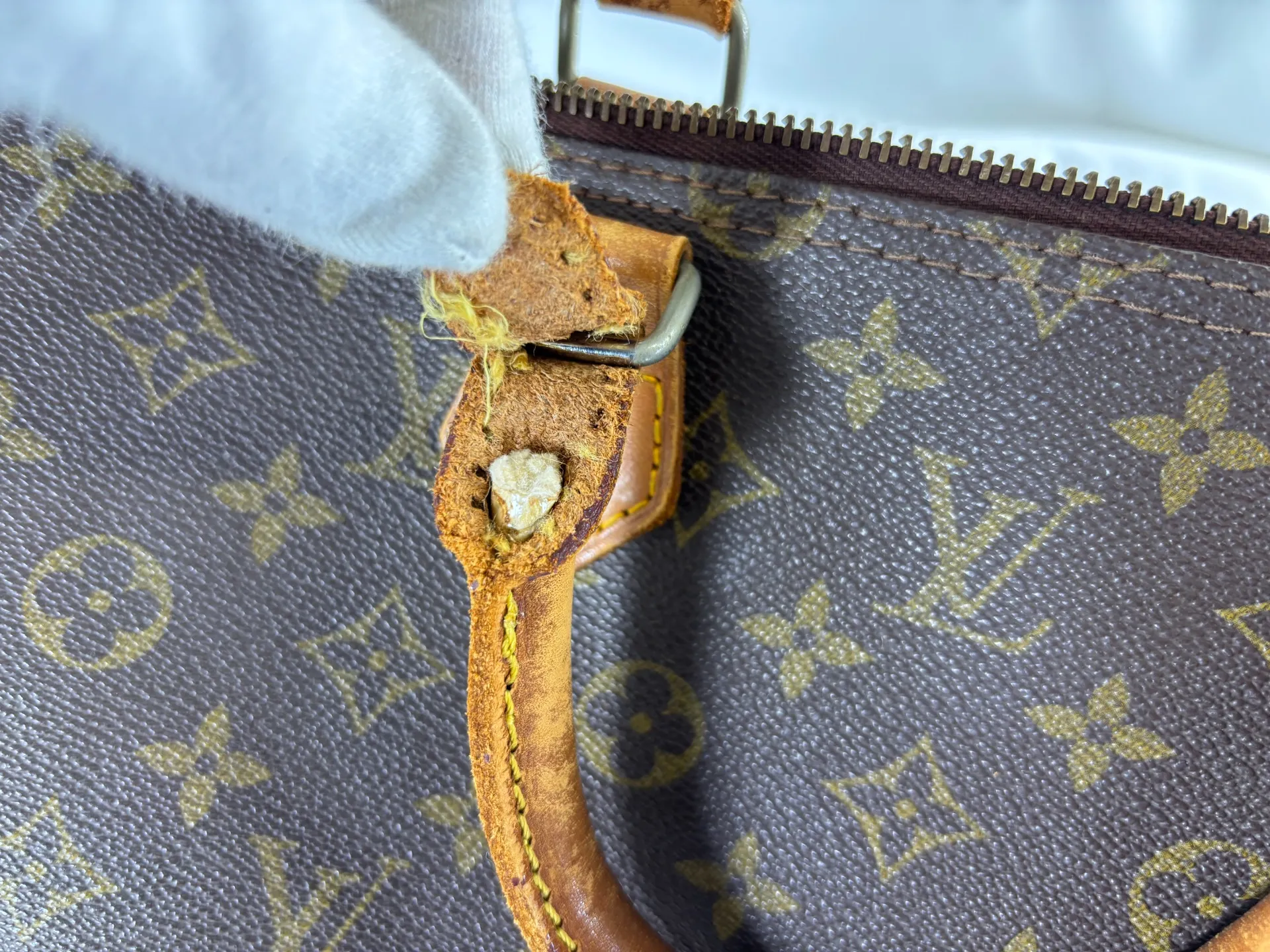 ヴィトンヌメ革交換修理前