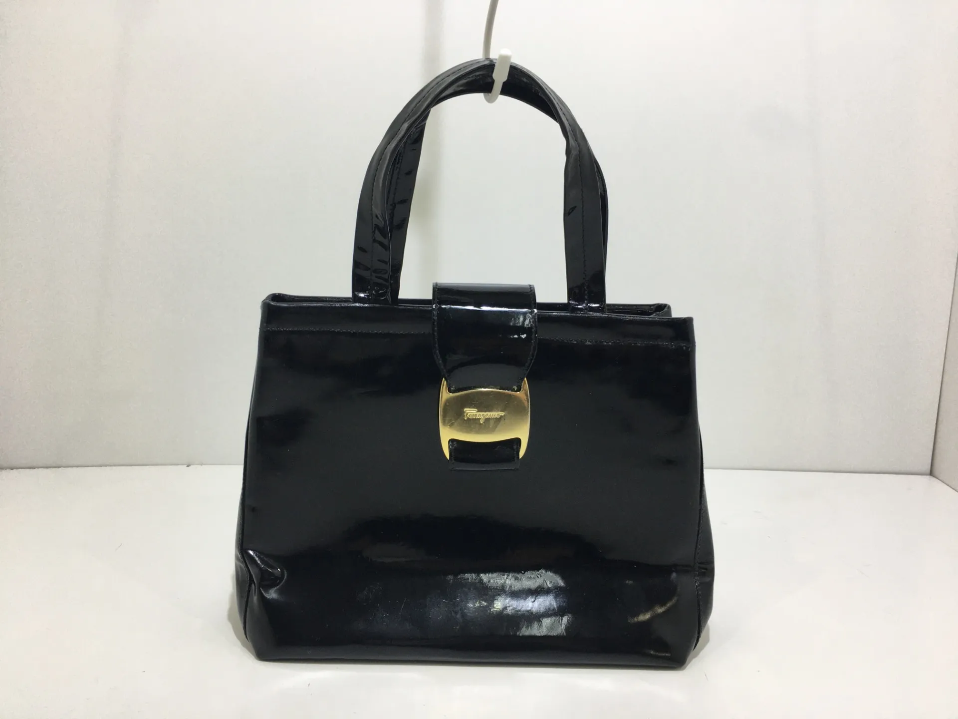 フェラガモエナメルバッグ修復前