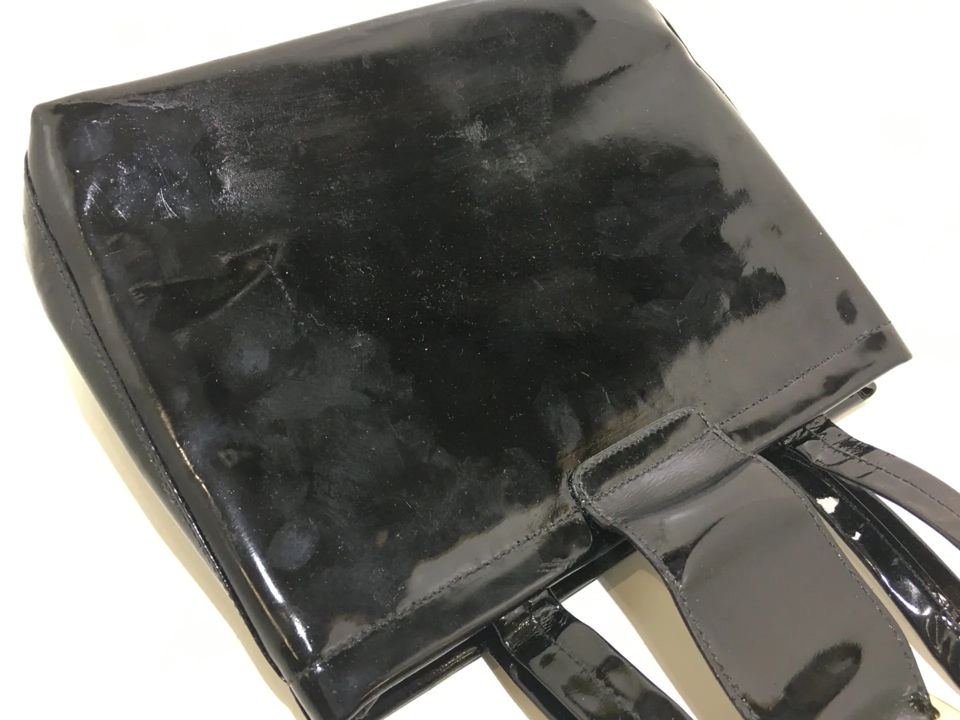 フェラガモエナメルバッグ修復前