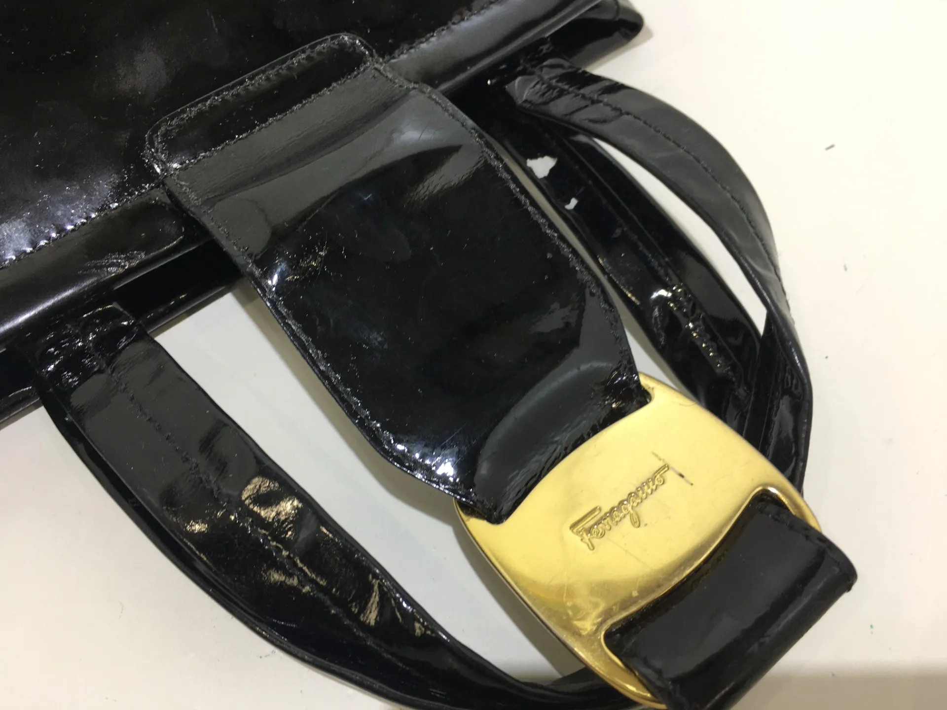 フェラガモエナメルバッグ修復前