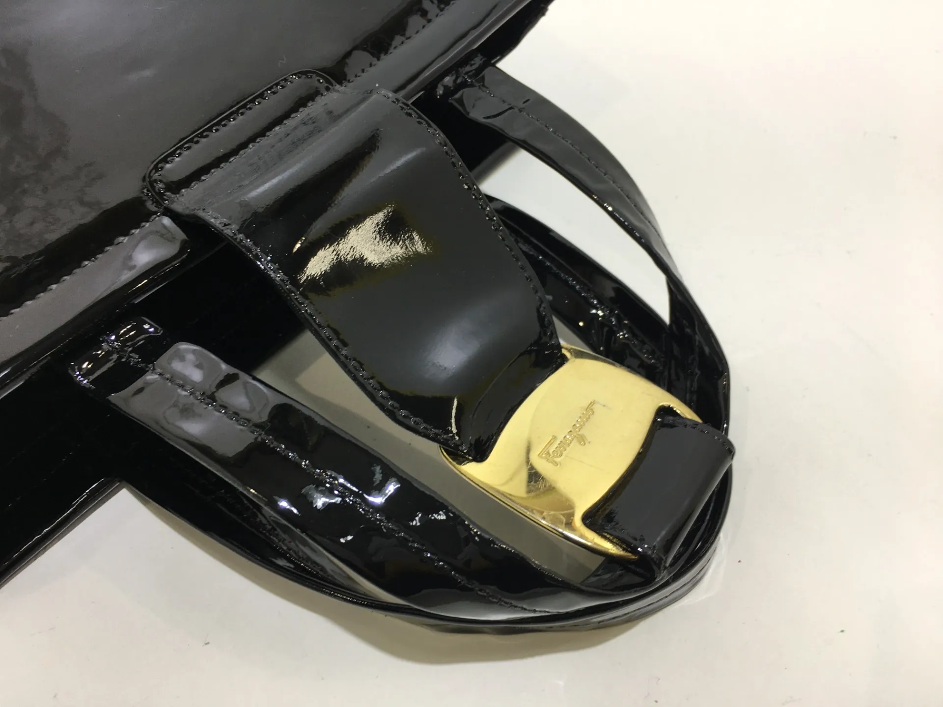 フェラガモエナメルバッグ修復後