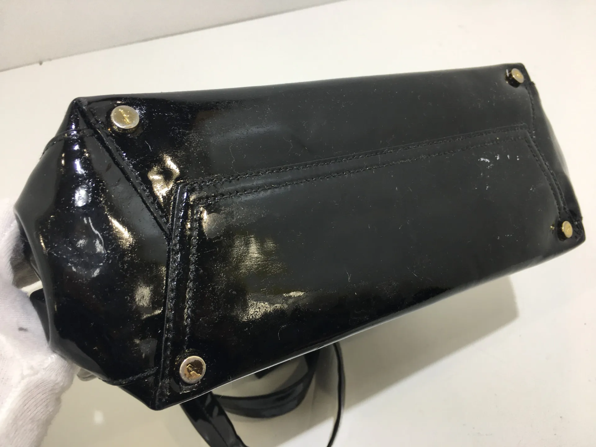 フェラガモエナメルバッグ修復前