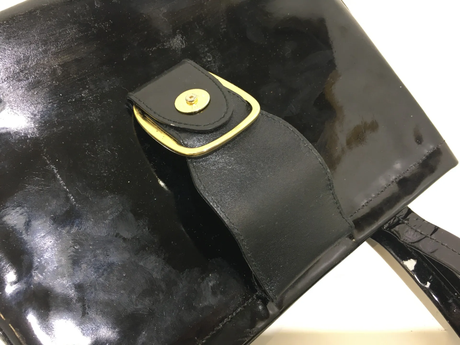 フェラガモエナメルバッグ修復前