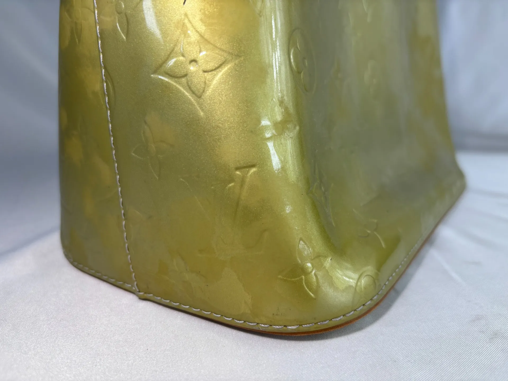 ヴィトンエナメルバッグ色替え修復前