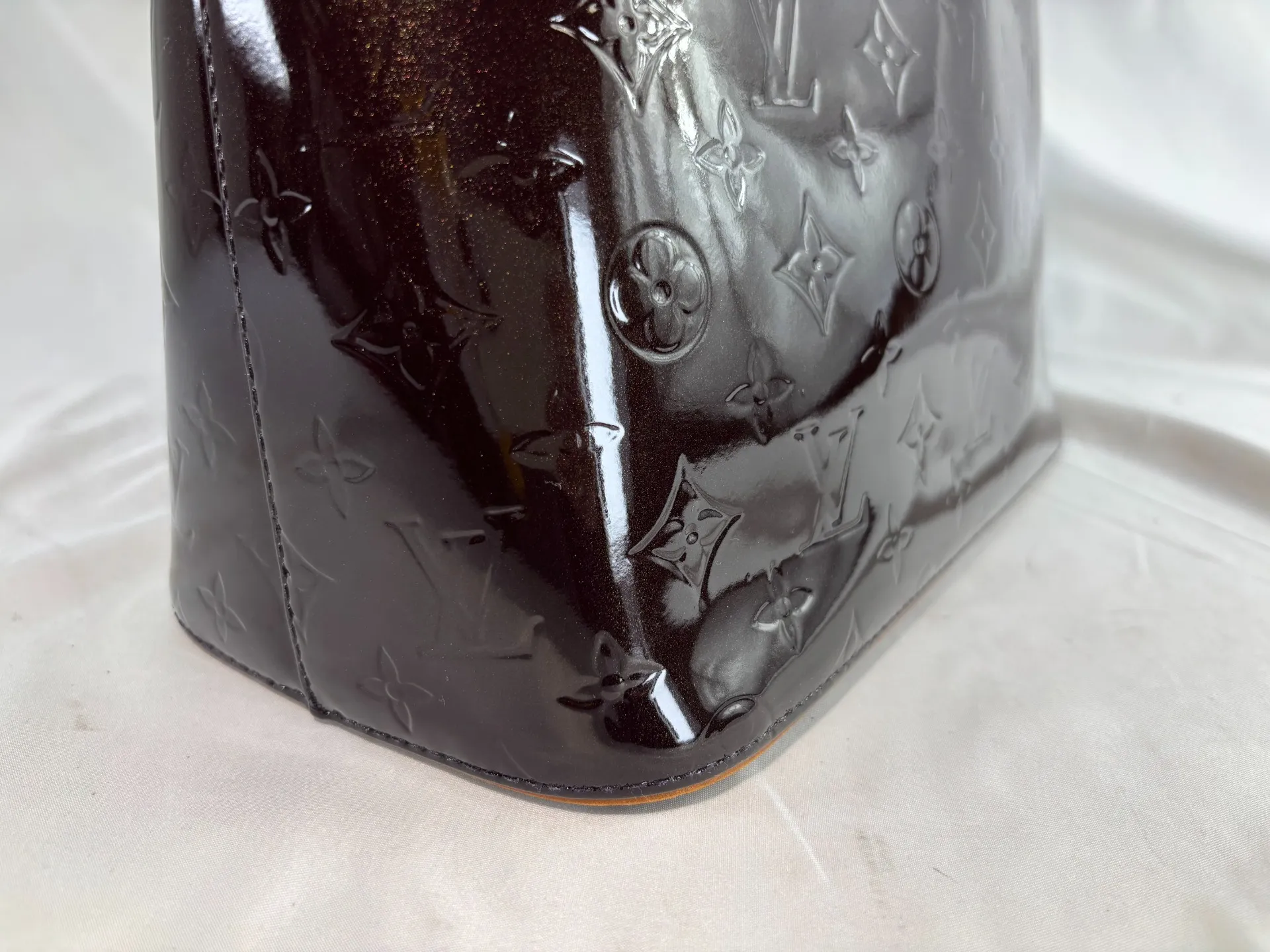 ヴィトンエナメルバッグ色替え修復後