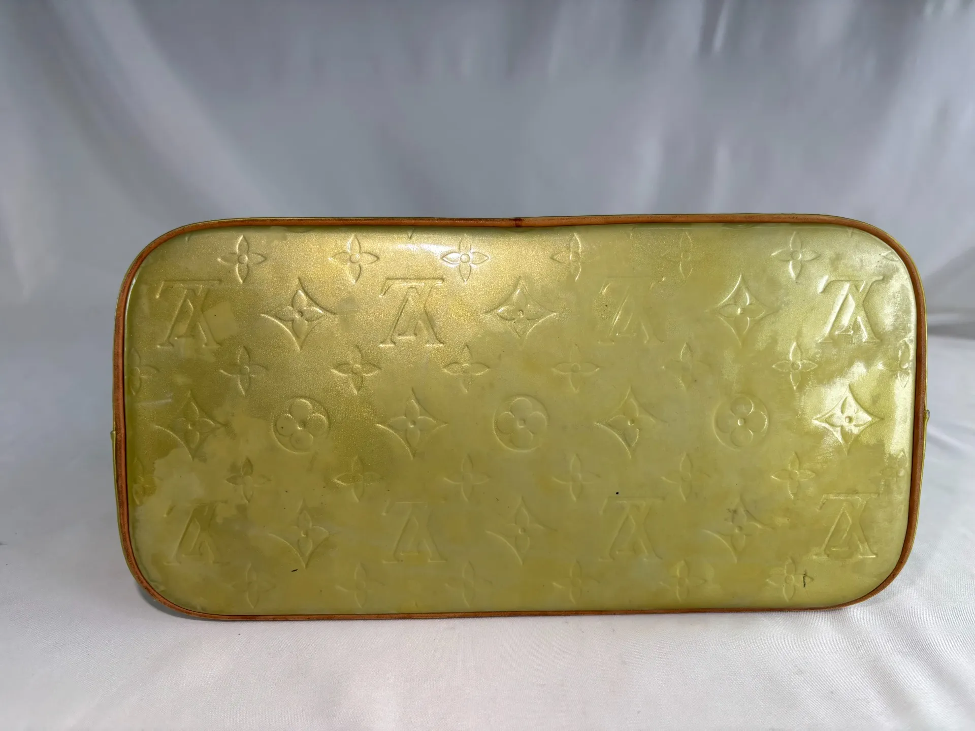 ヴィトンエナメルバッグ色替え修復前