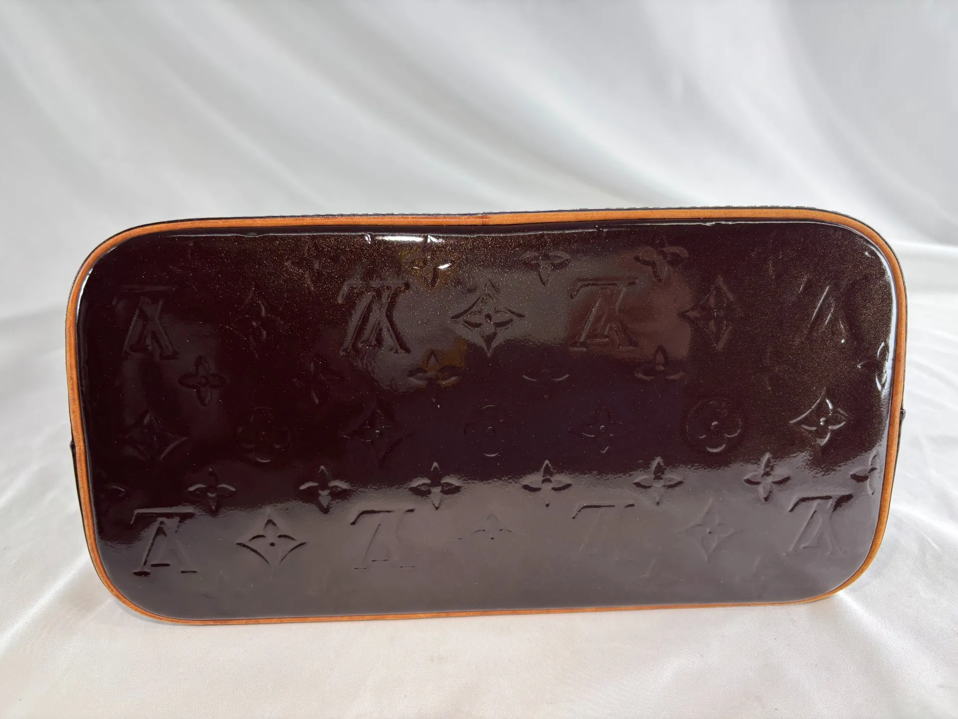 ヴィトンエナメルバッグ色替え修復後