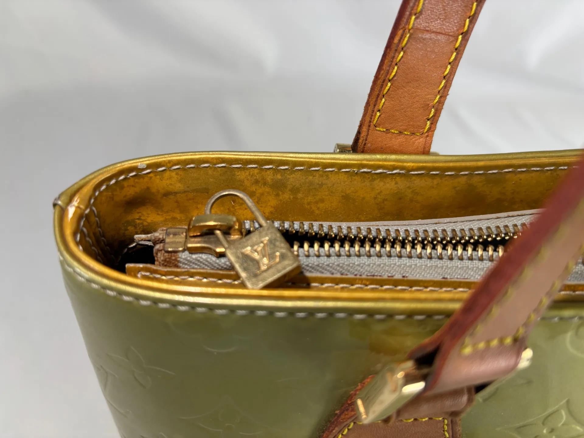 ヴィトンエナメルバッグ色替え修復前