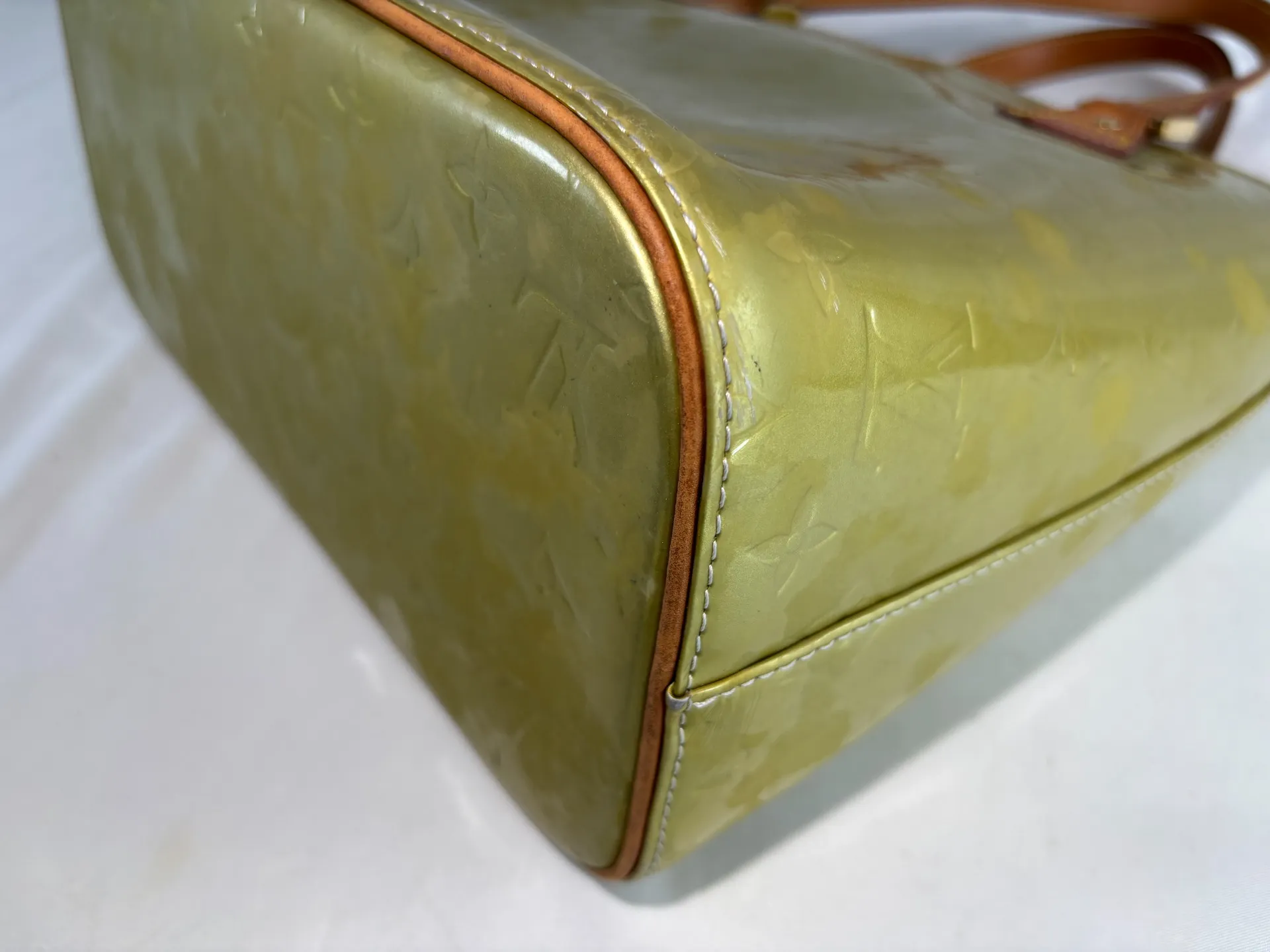 ヴィトンエナメルバッグ色替え修復前