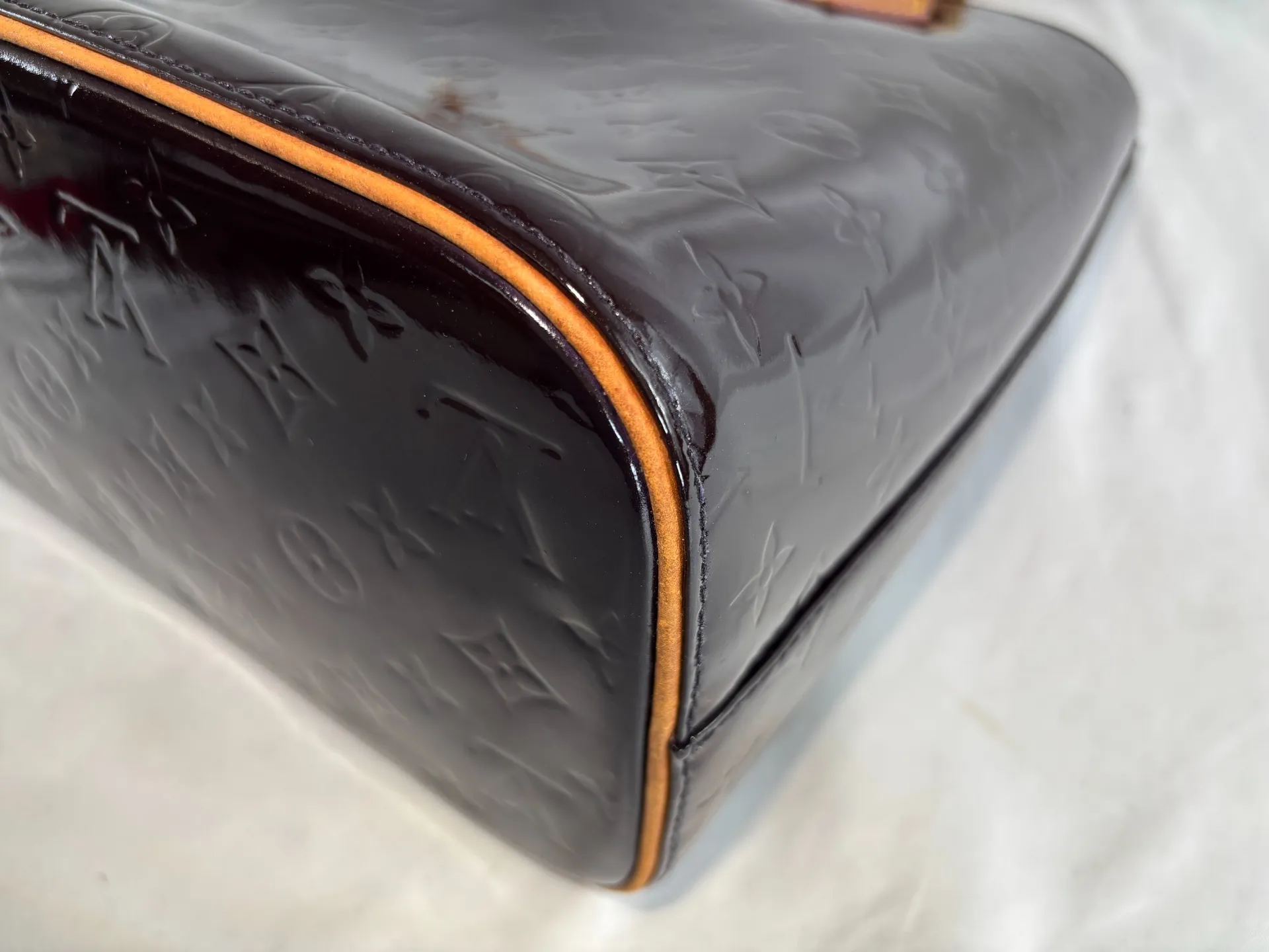 ヴィトンエナメルバッグ色替え修復後