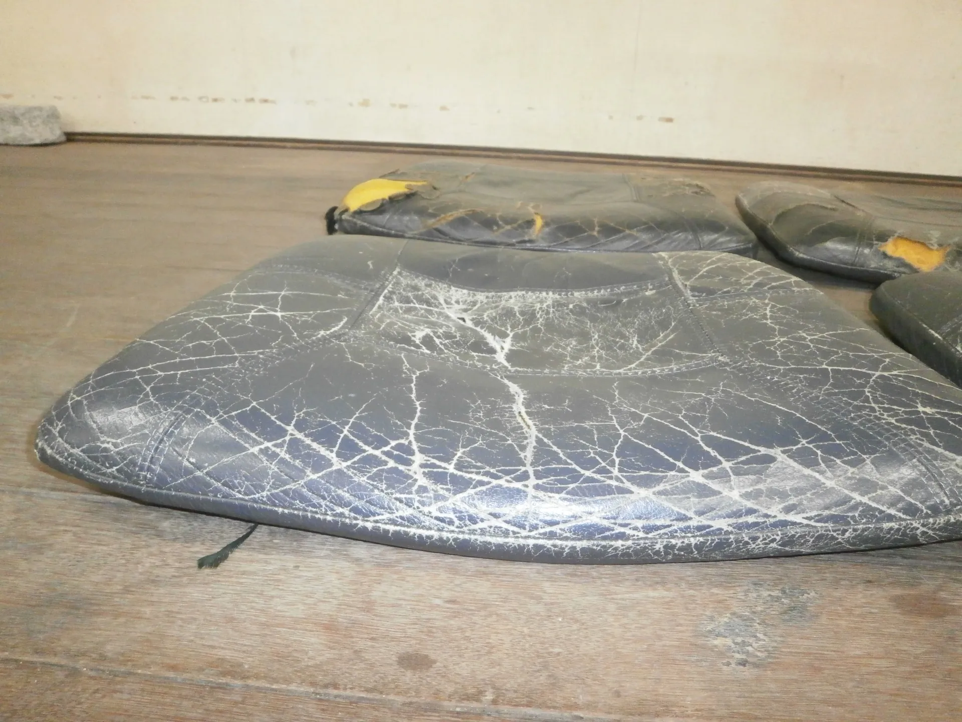 椅子座面張り替え修理前