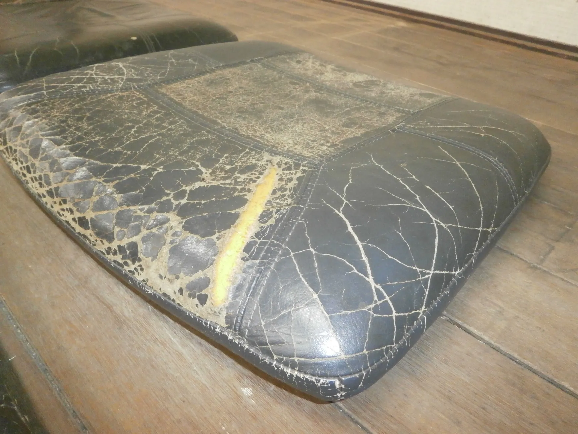 椅子座面張り替え修理前