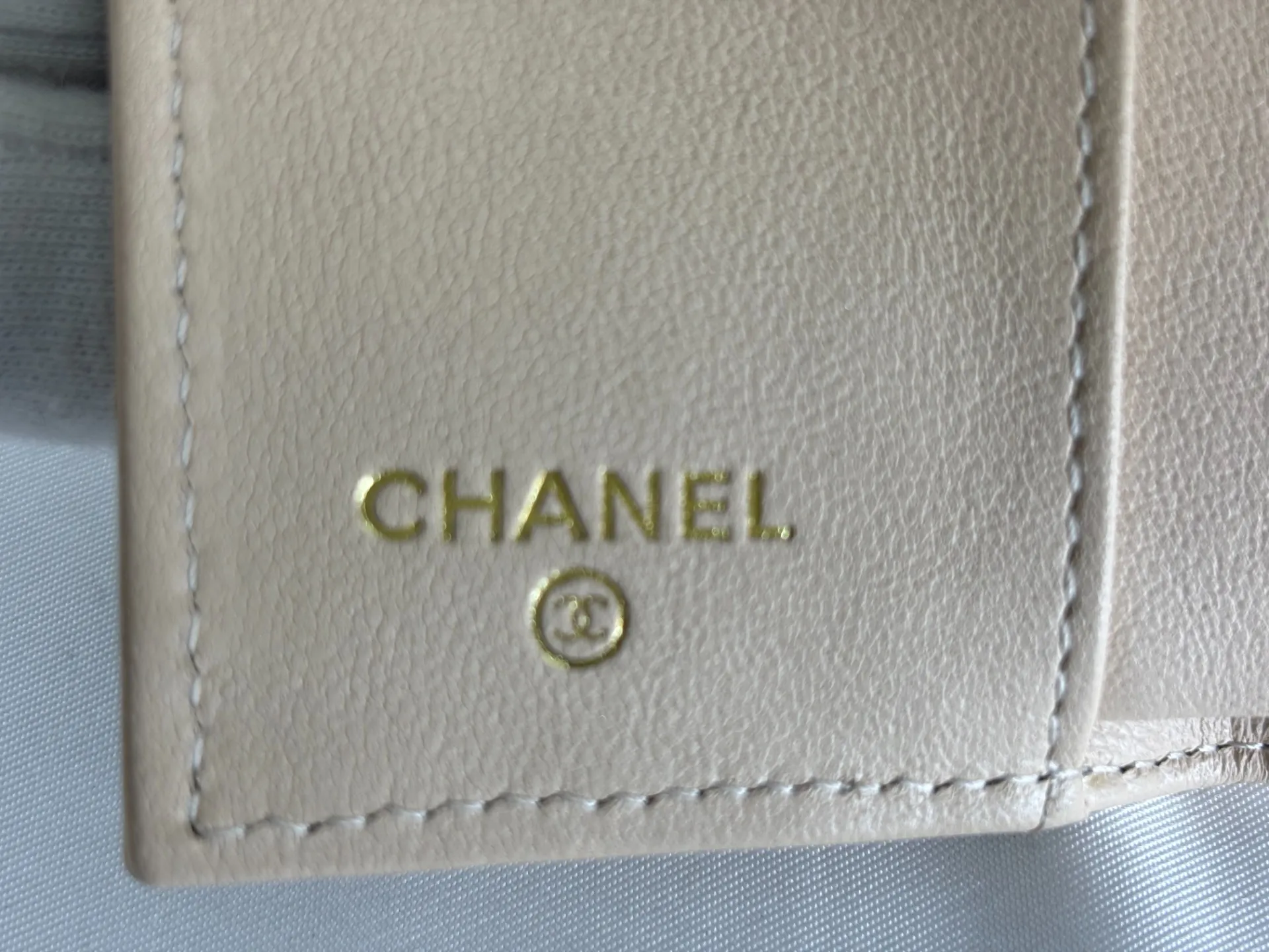 CHANELロゴ文字残し前