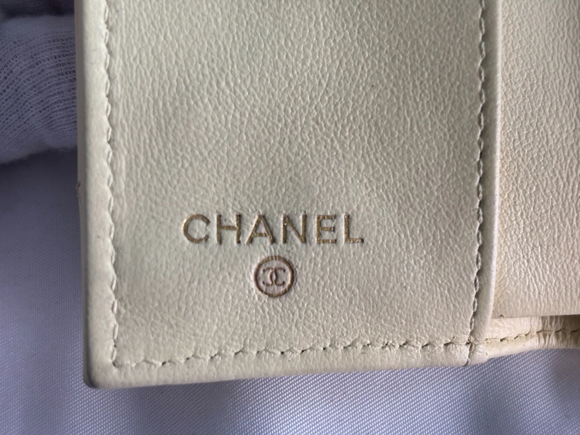 CHANELロゴ文字残し後